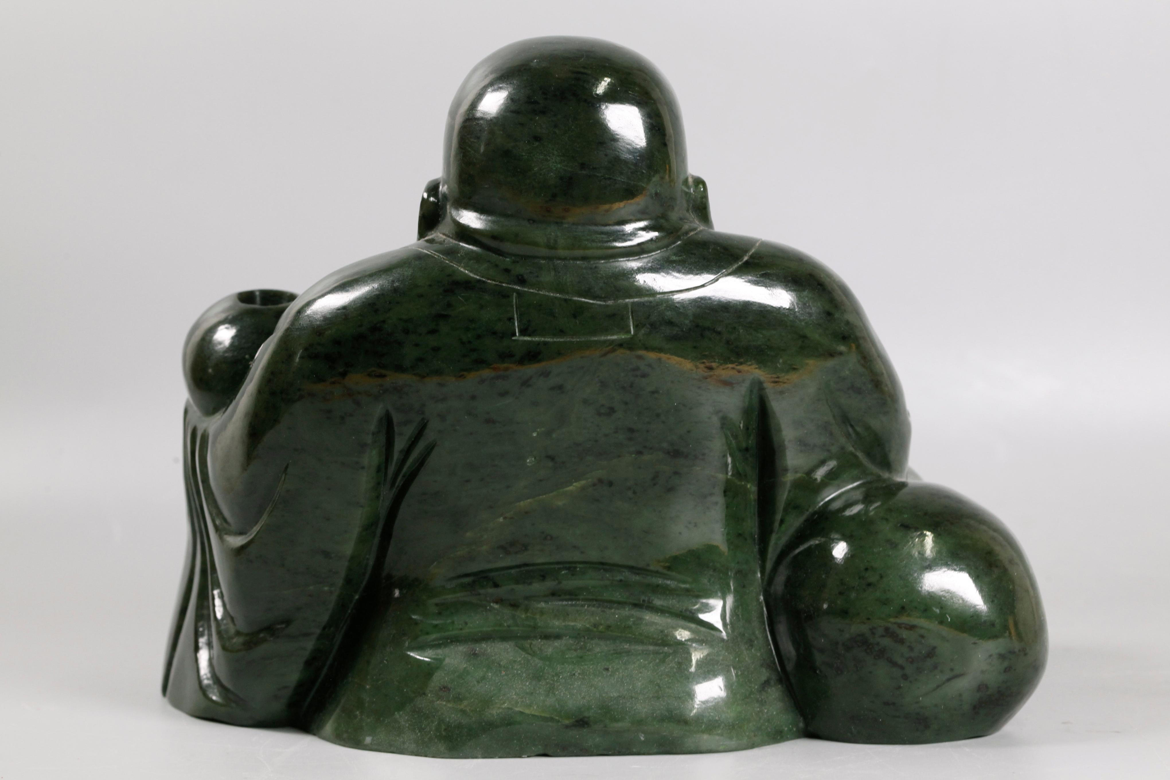 Chinois Sculpture chinoise du Bouddha Hotai en jade spinach en vente