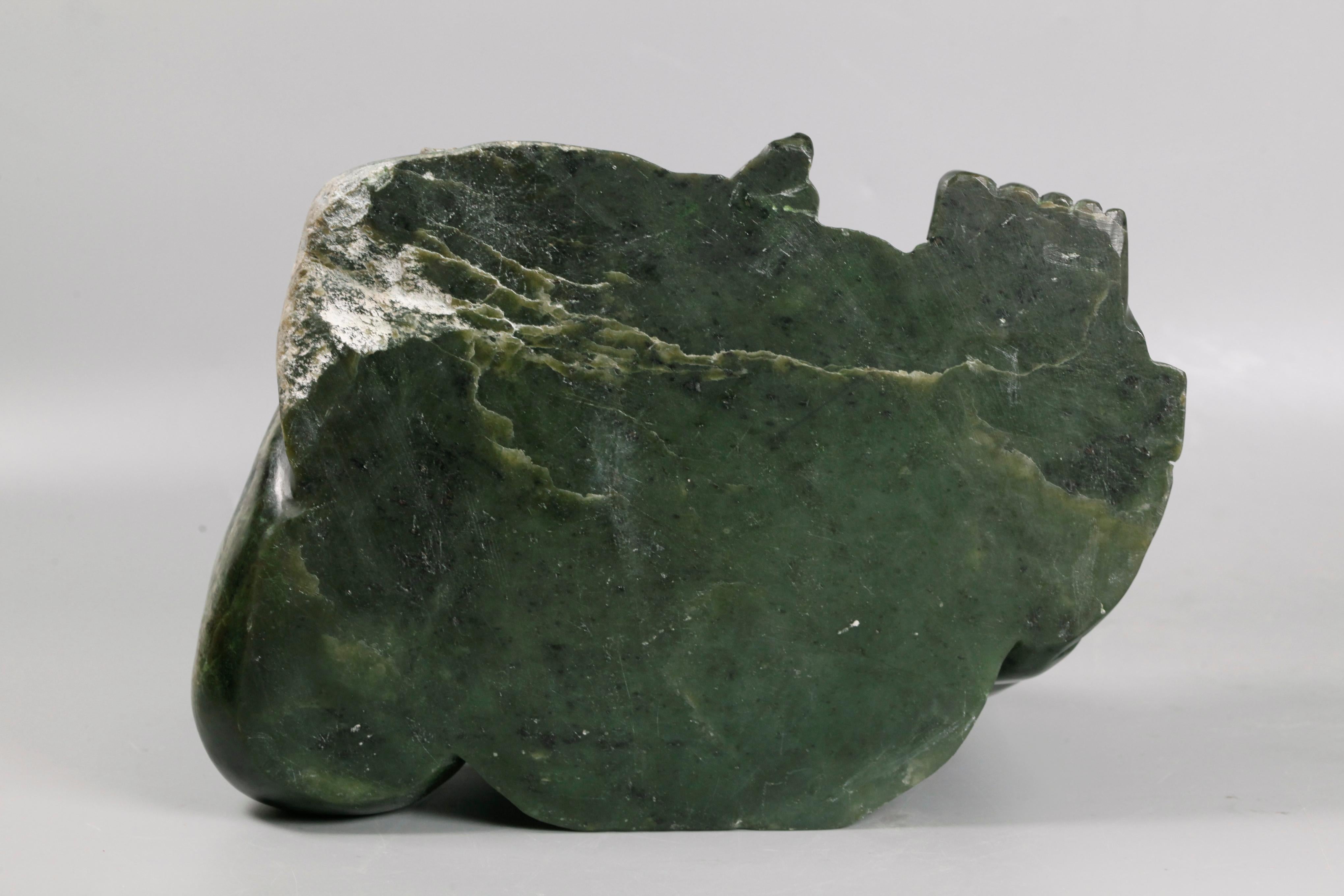 20ième siècle Sculpture chinoise du Bouddha Hotai en jade spinach en vente