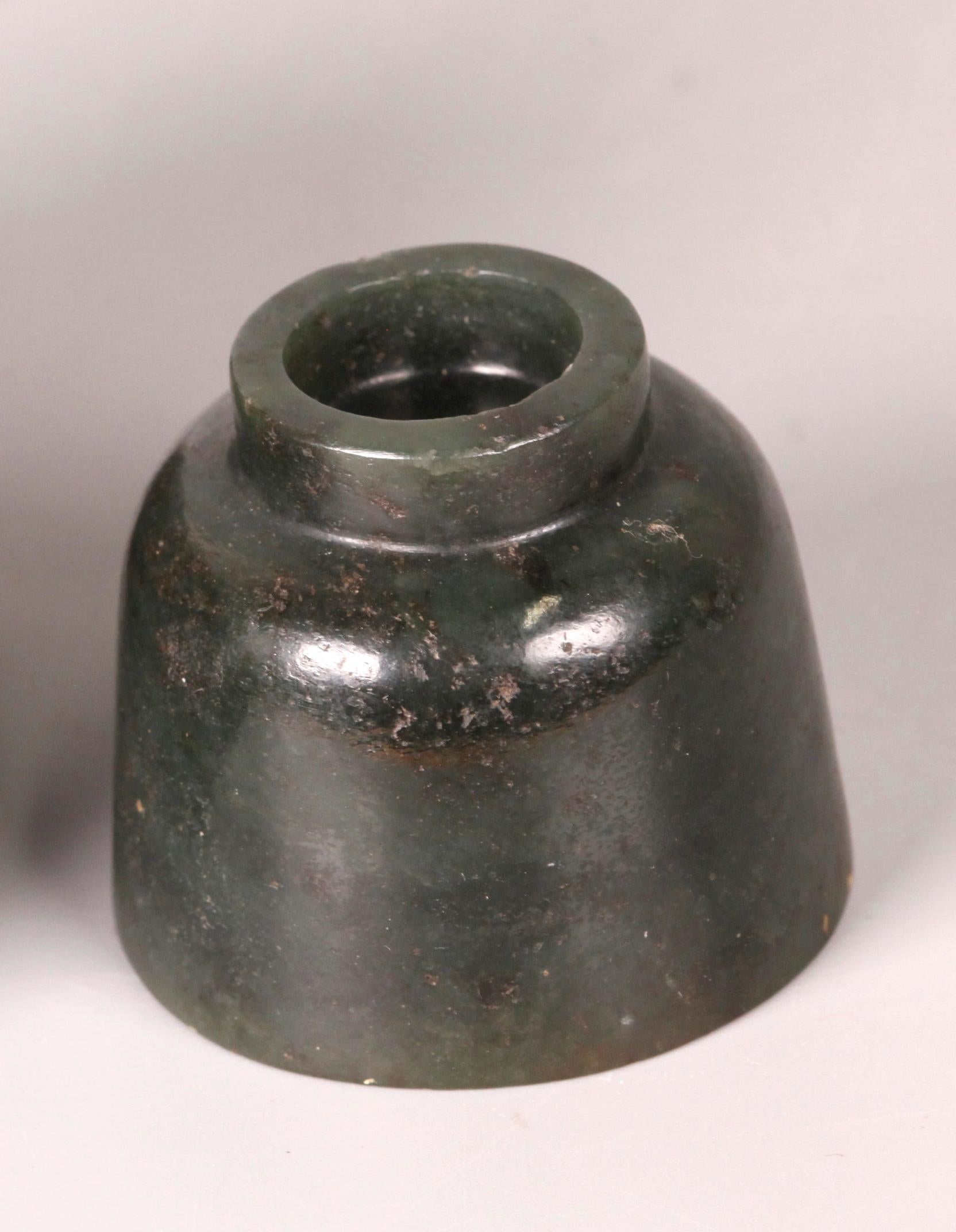 Chinois Tasse chinoise en jade spinach en vente