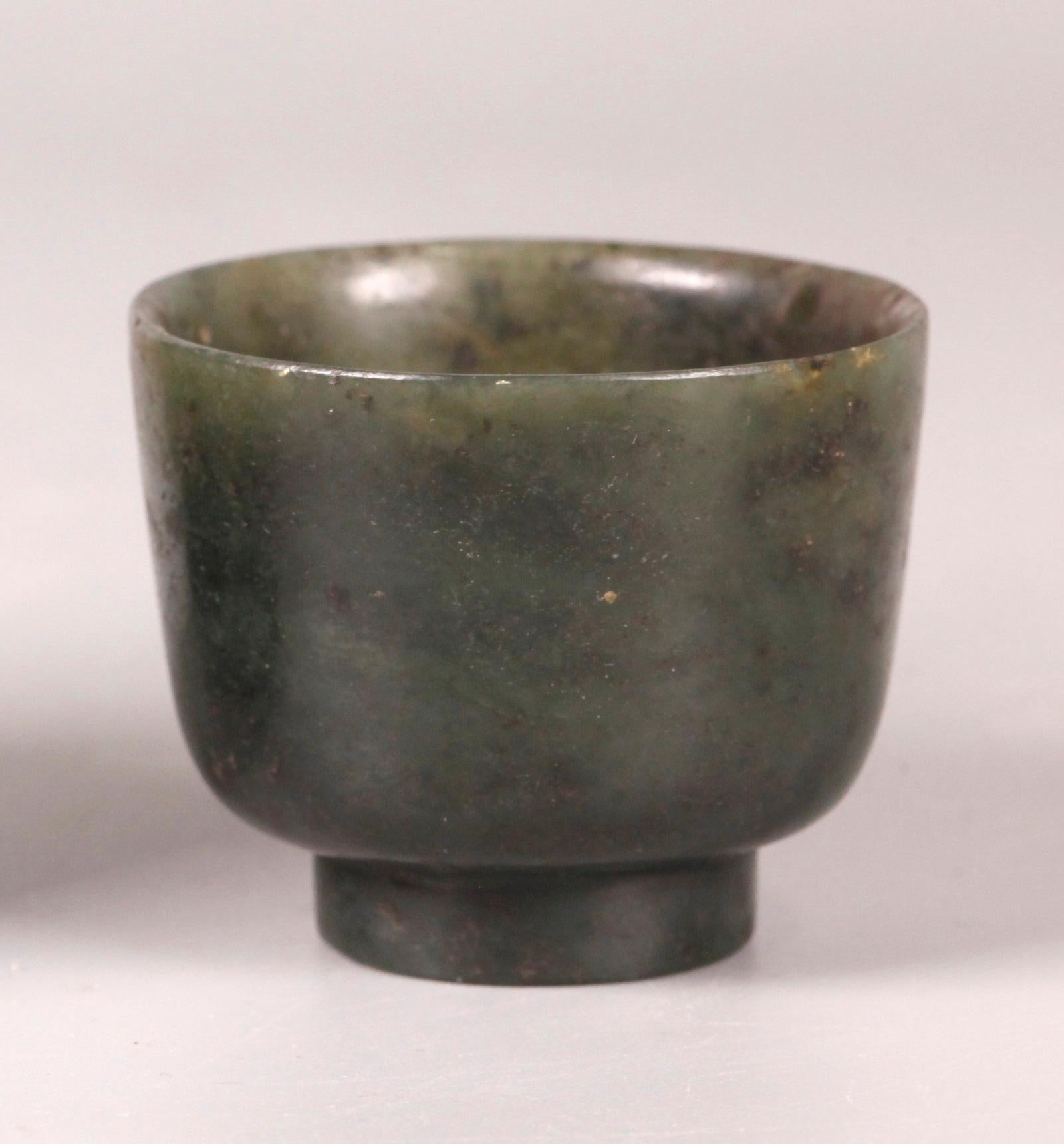 20ième siècle Tasse chinoise en jade spinach en vente
