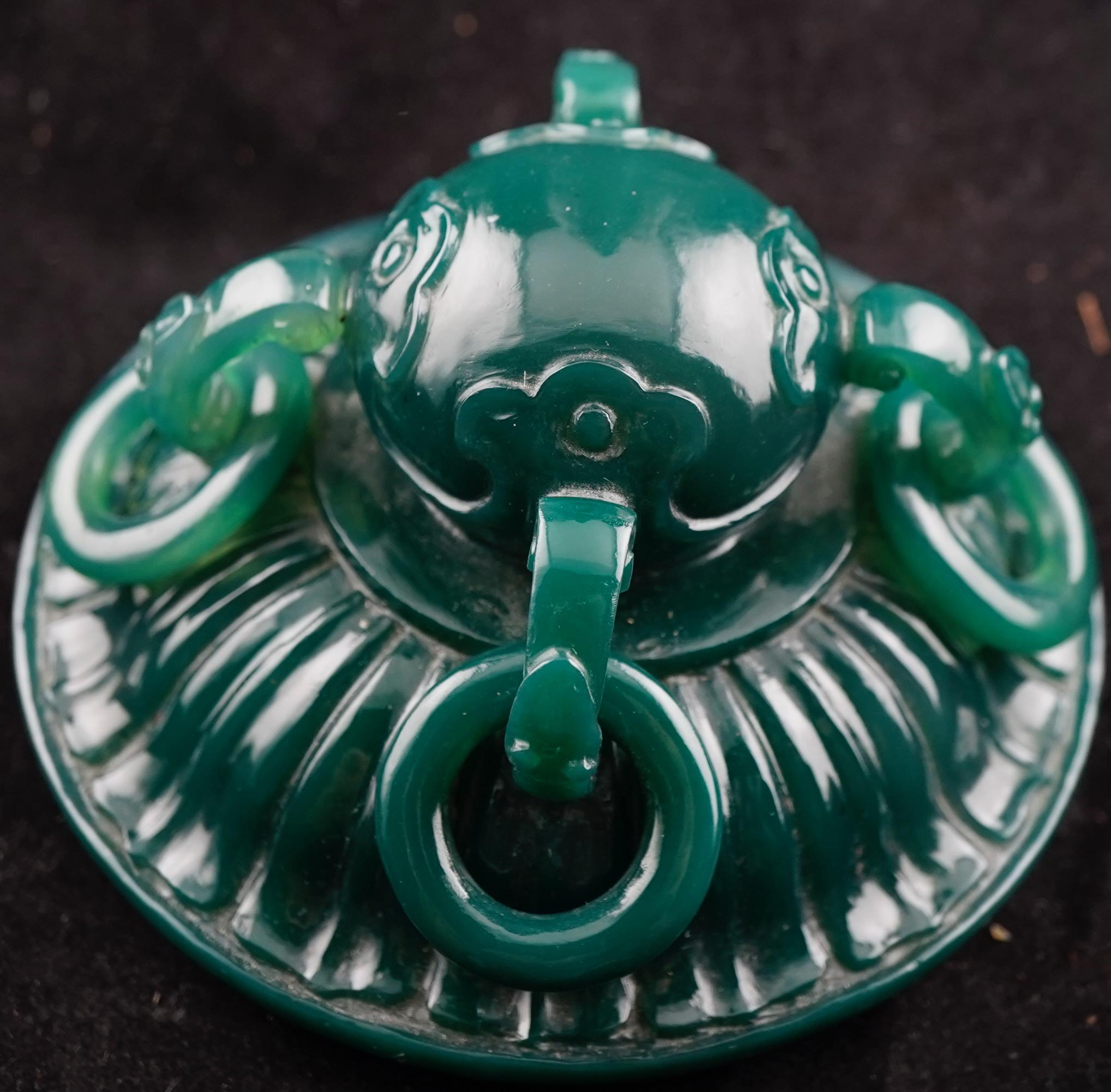 Chinese Spinach Jade Finely Executed Covered Vase in Roped Barrel Form In Excellent Condition For Sale In Sarasota, FL