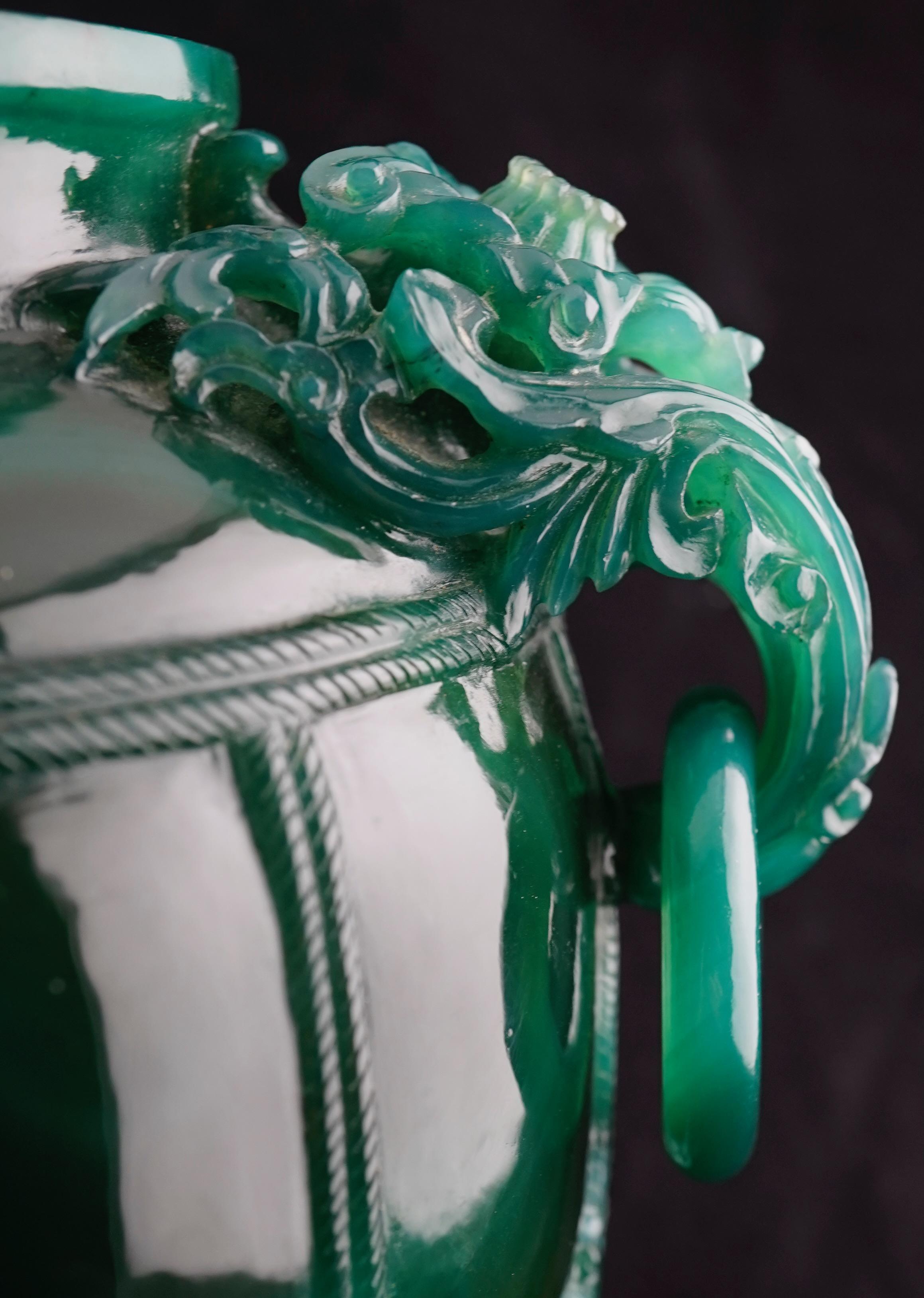 Chinese Spinach Jade Finely Executed Covered Vase in Roped Barrel Form For Sale 1