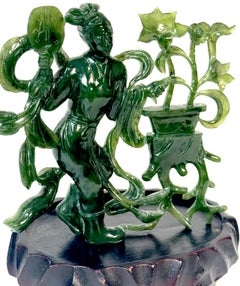 Inmortal chino de jade nefrita con loto, mediados del siglo XX