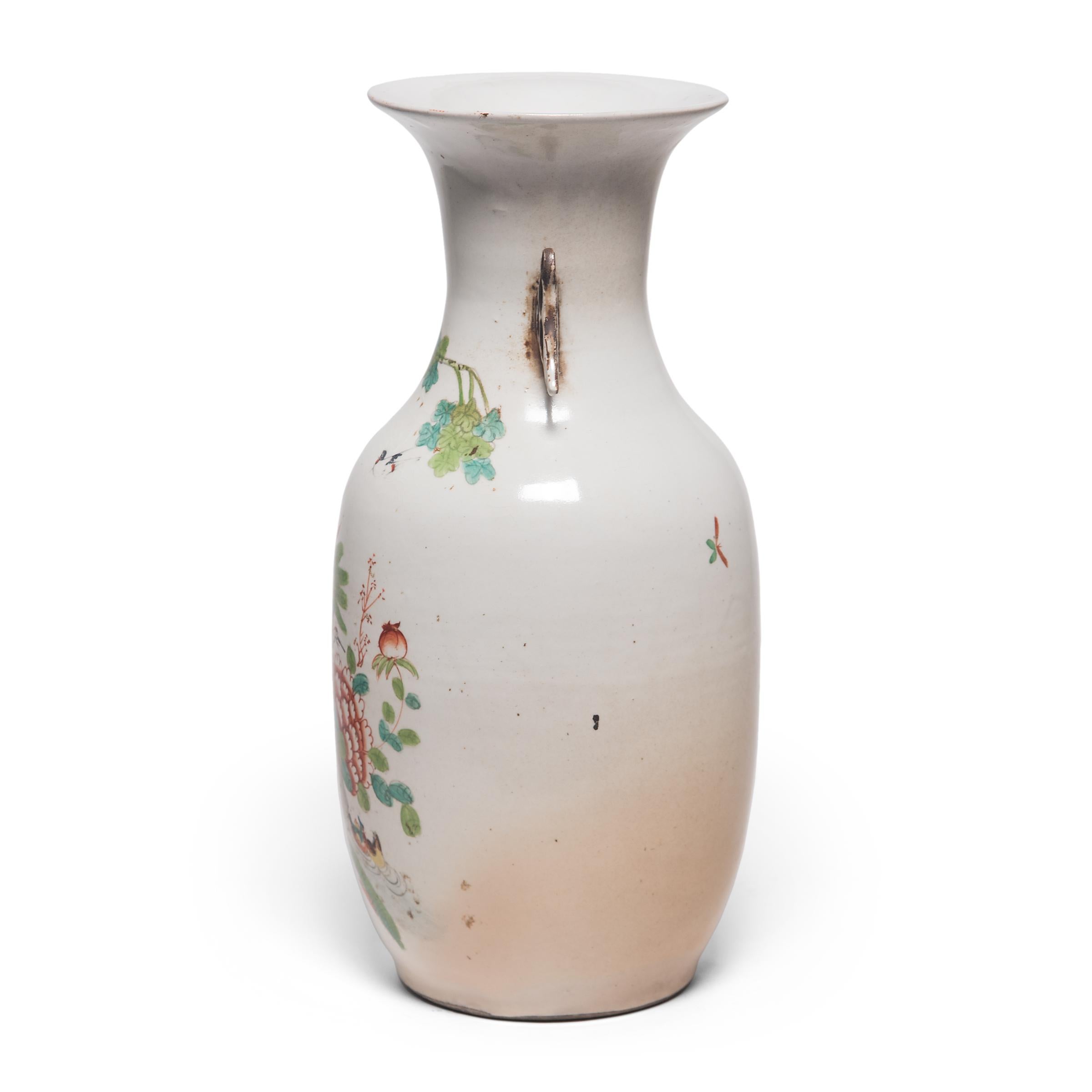 Le vase queue de phénix date de l'âge du bronze et est resté une forme populaire pour ses lignes épurées et ses courbes gracieuses. Datant d'environ 1900, ce vase représente un paon dans un joli cadre de jardin. Somptueusement détaillé et peint de