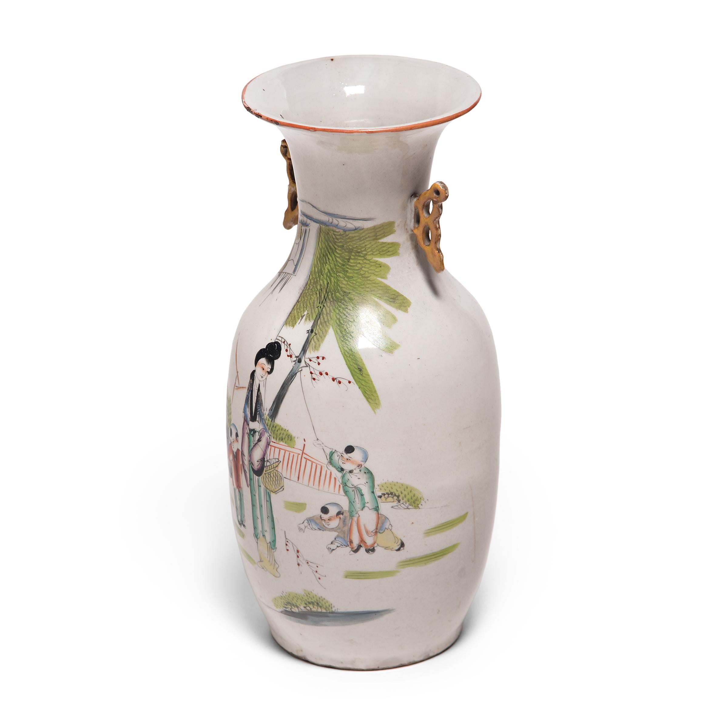 Die Form dieser hohen Porzellanvase wird als 