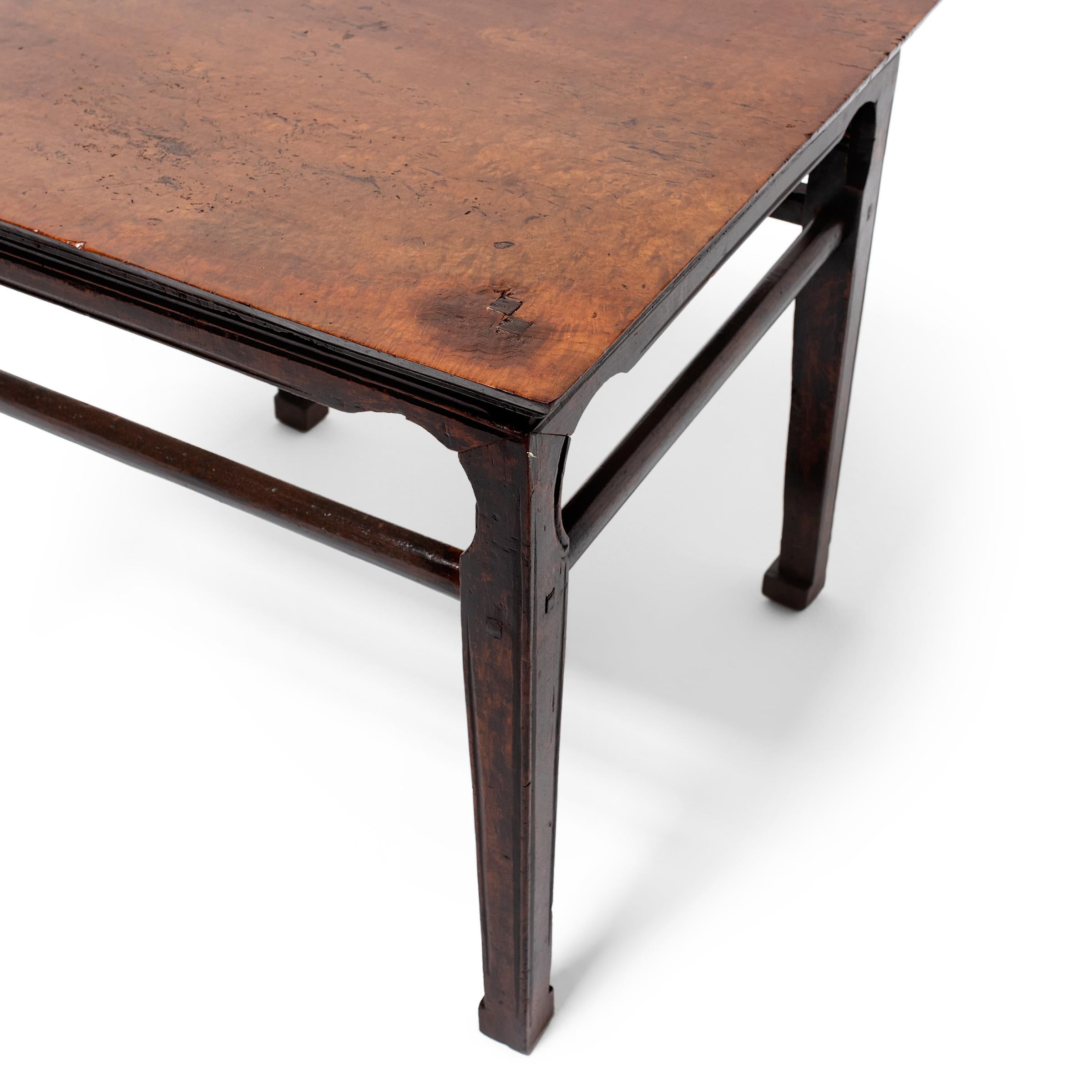Table carrée chinoise en bois de ronce, vers 1850 Bon état - En vente à Chicago, IL