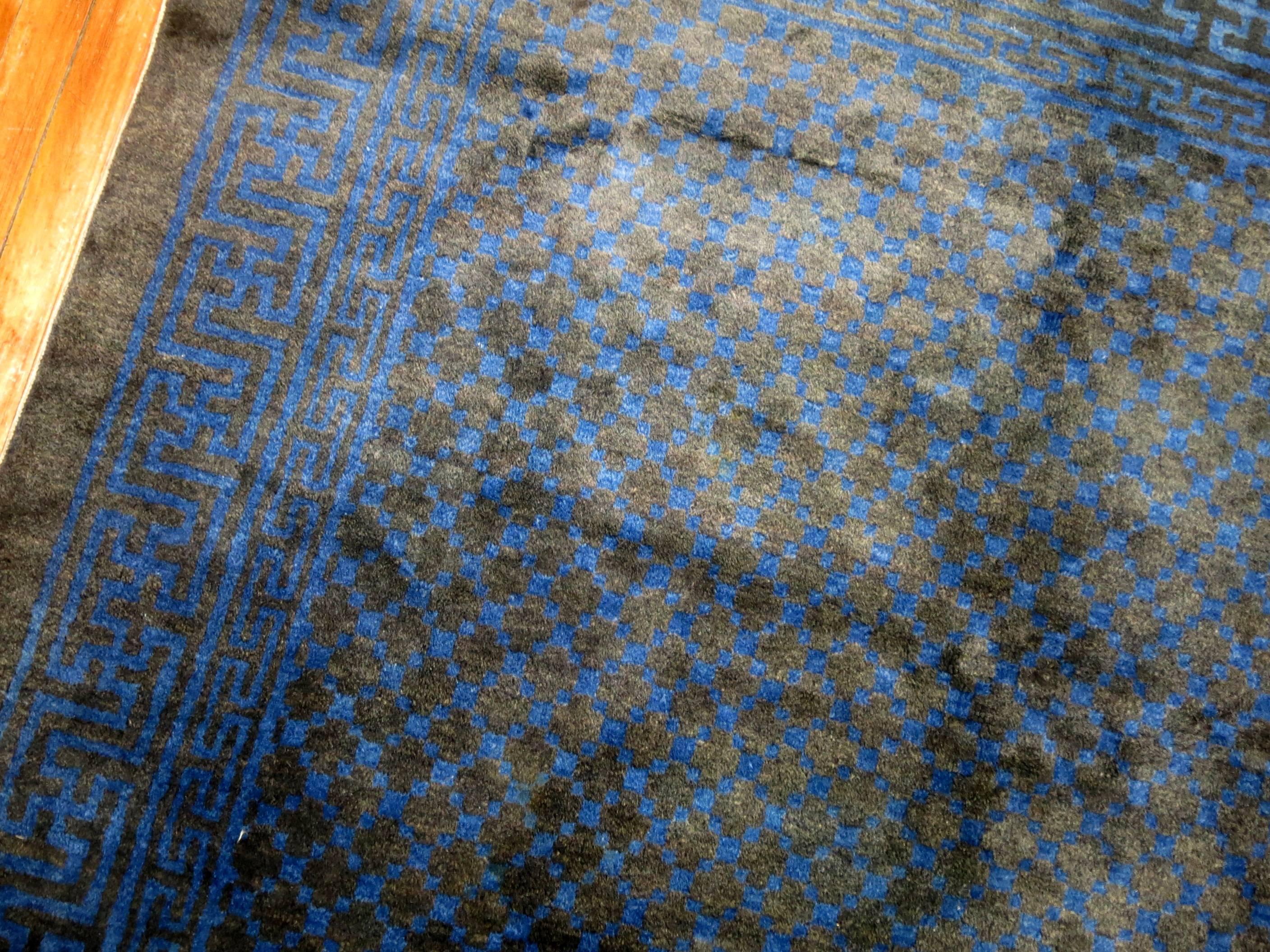 Ein quadratischer chinesischer Vintage-Teppich in vorherrschenden Schattierungen von Mitternachtsblau. Die Wolle ist sehr weich und alle Farben sind natürlich.

5'4'' x 5'11''