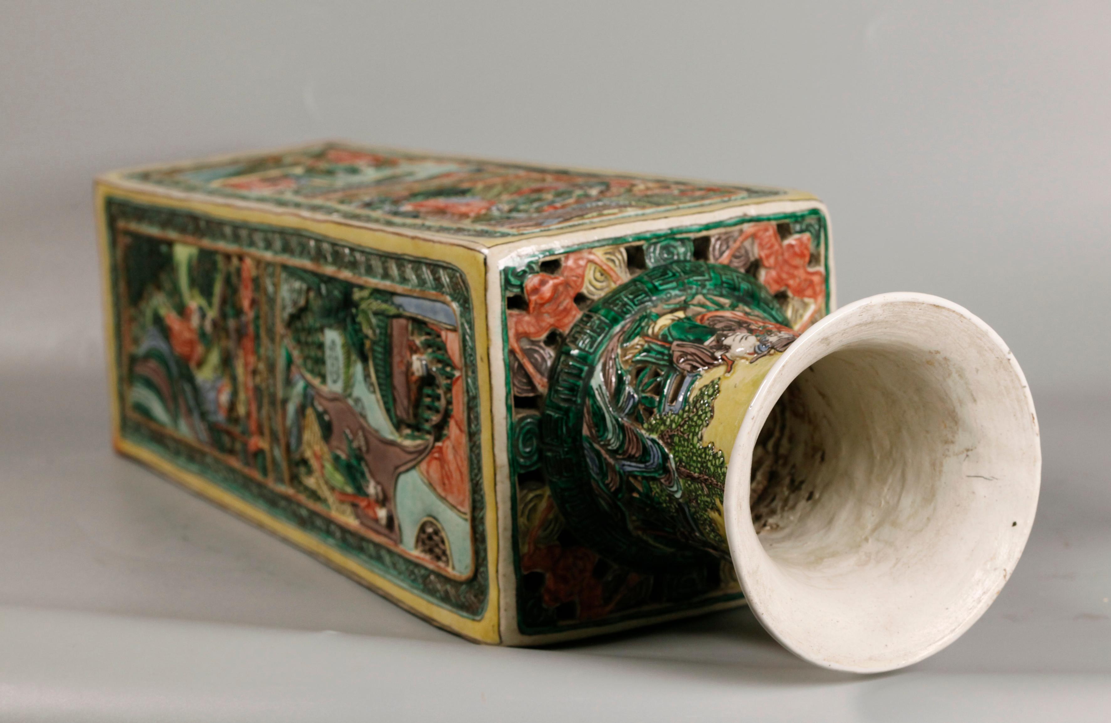 Chinese square shaped porcelain vase, 19th c. In Good Condition For Sale In New York, NY
