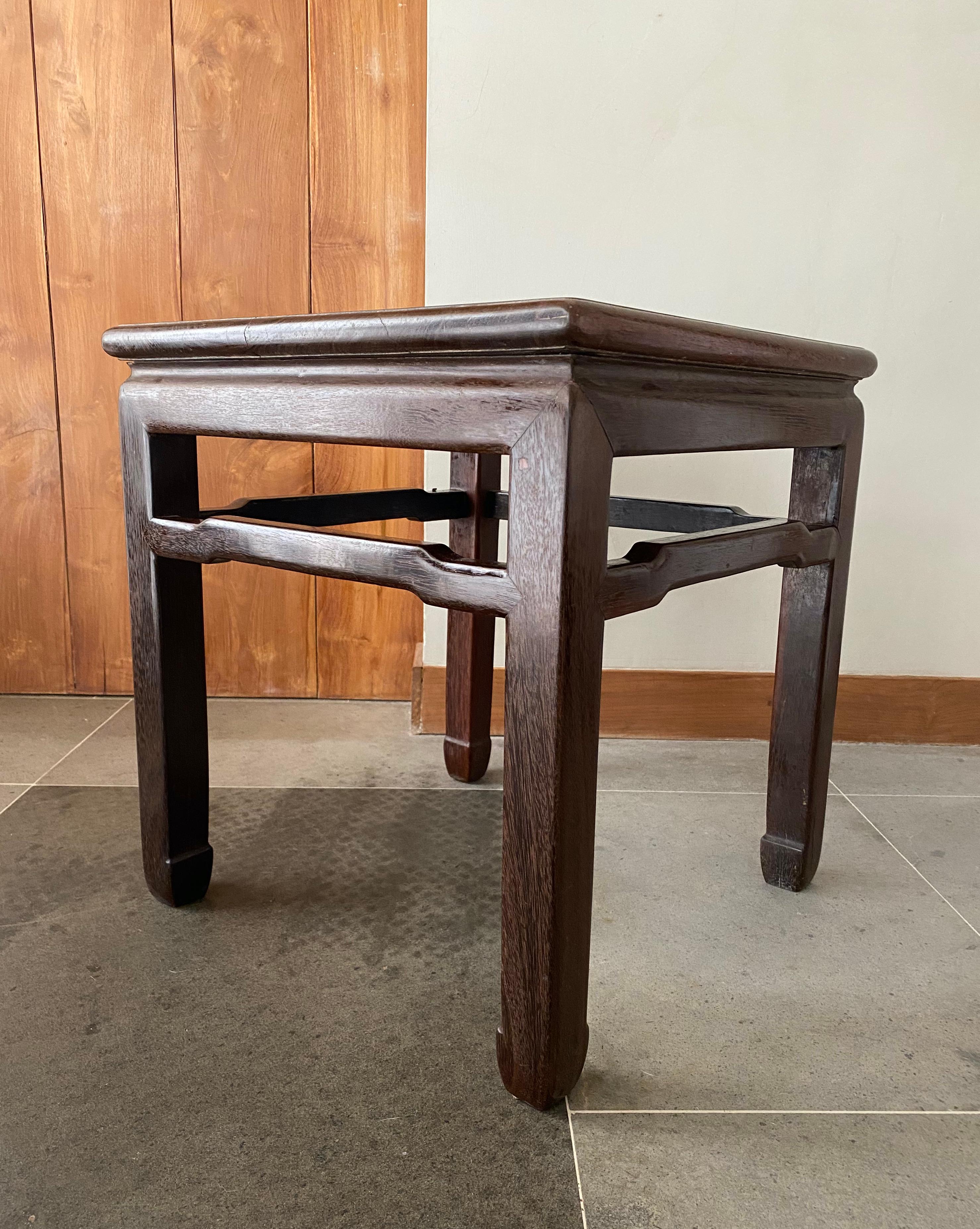 Ce tabouret chinois a été fabriqué en bois de fer, qui est plus unique que ses homologues en bois d'orme, plus abondants. Le bois de fer confère au tabouret une texture étonnante. Originaire de la province chinoise de Hebei, il a été fabriqué dans