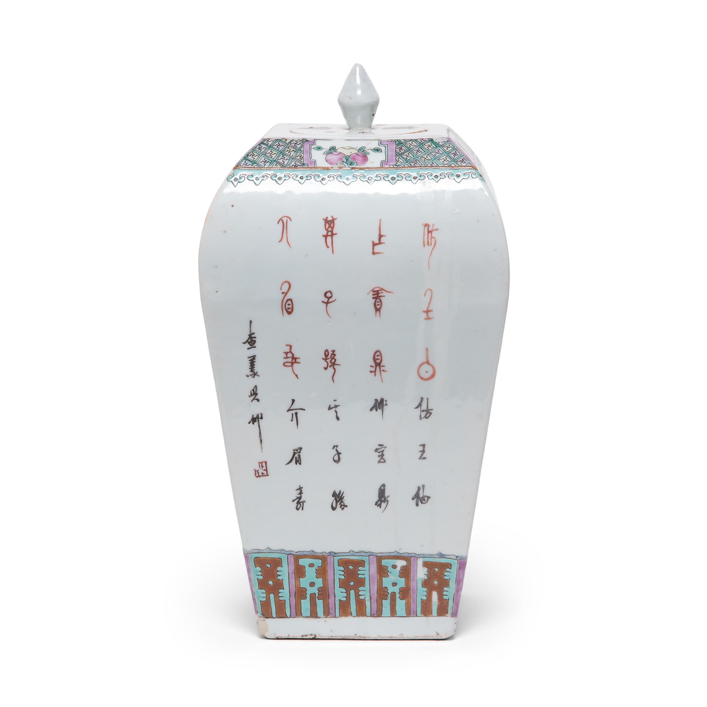Chinois Pot à gingembre chinois carré Famille Rose avec récipients rituels, vers 1900 en vente