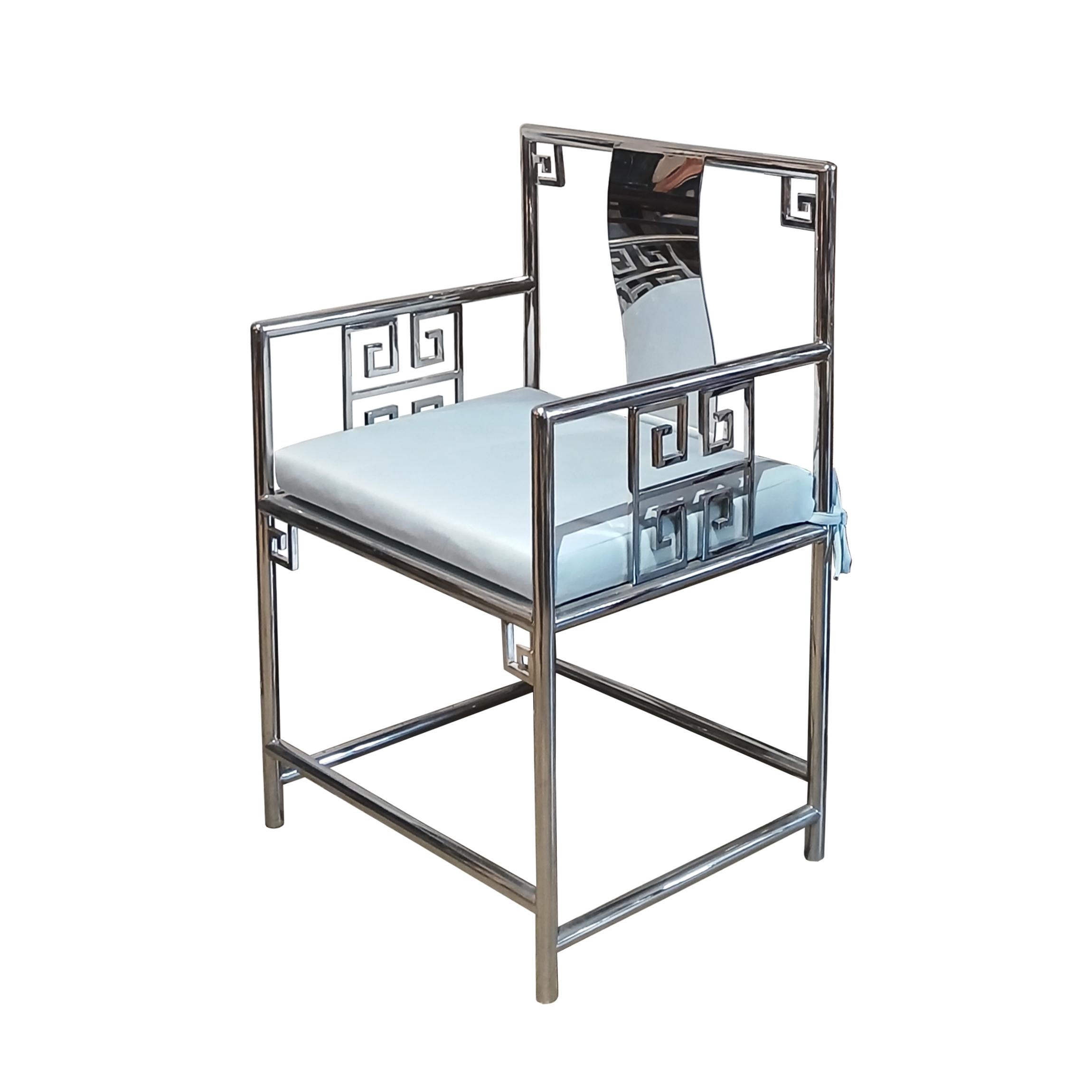 Un sillón de acero inoxidable, fabricado a mano en China. Contemporáneo. 

Forjada en el estilo clásico Qing y reinventada a la moda moderna. Único y llamativo. Estado impecable. Hay tres disponibles, cuyo precio se vende por separado. 