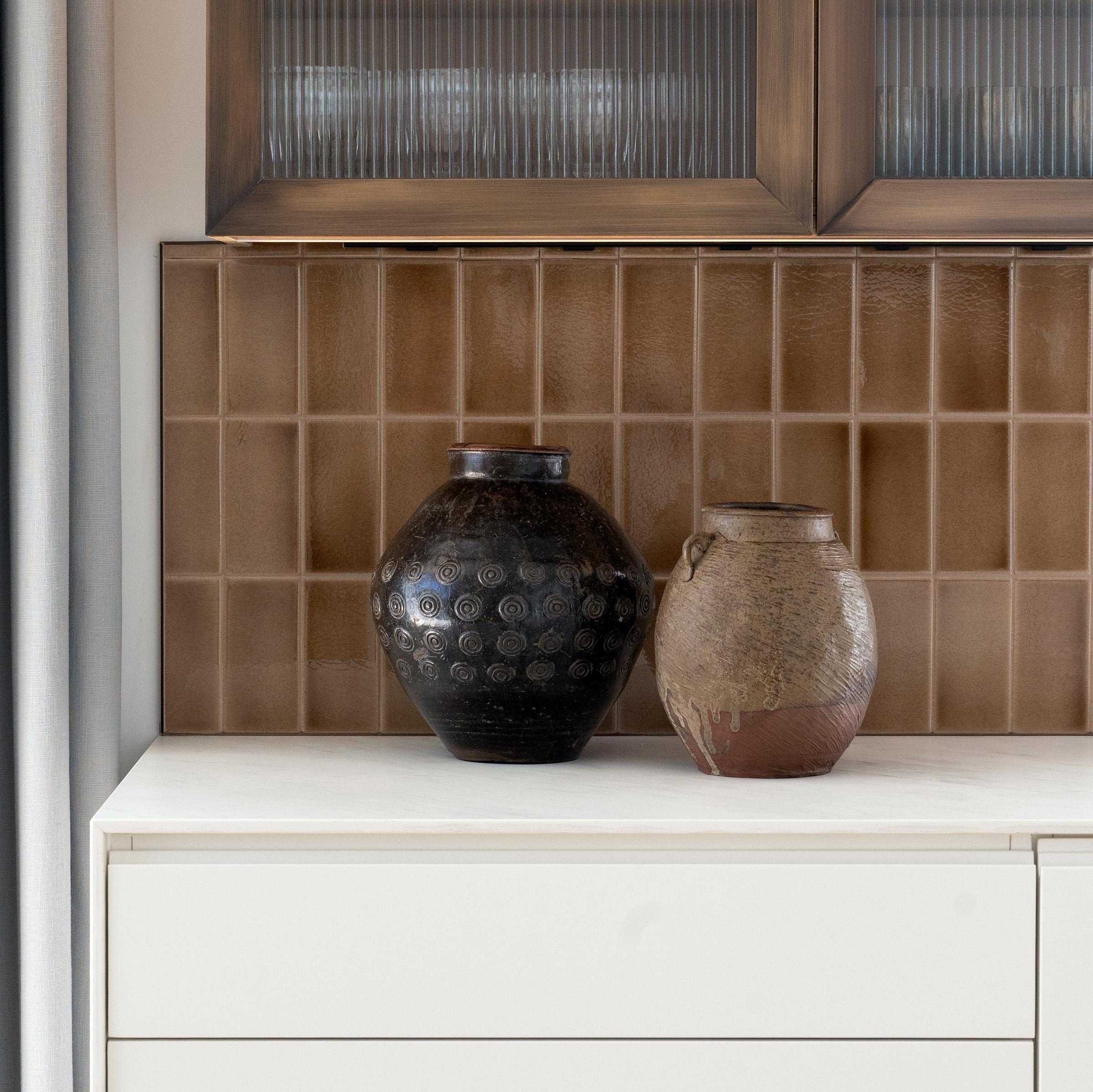 Questo vaso di terracotta proveniente dalla provincia cinese dello Yunnan si distingue per lo smalto rustico a goccia e per il motivo stampato su tutta la superficie. Originariamente utilizzato per conservare il vino di riso o altri liquidi, il vaso