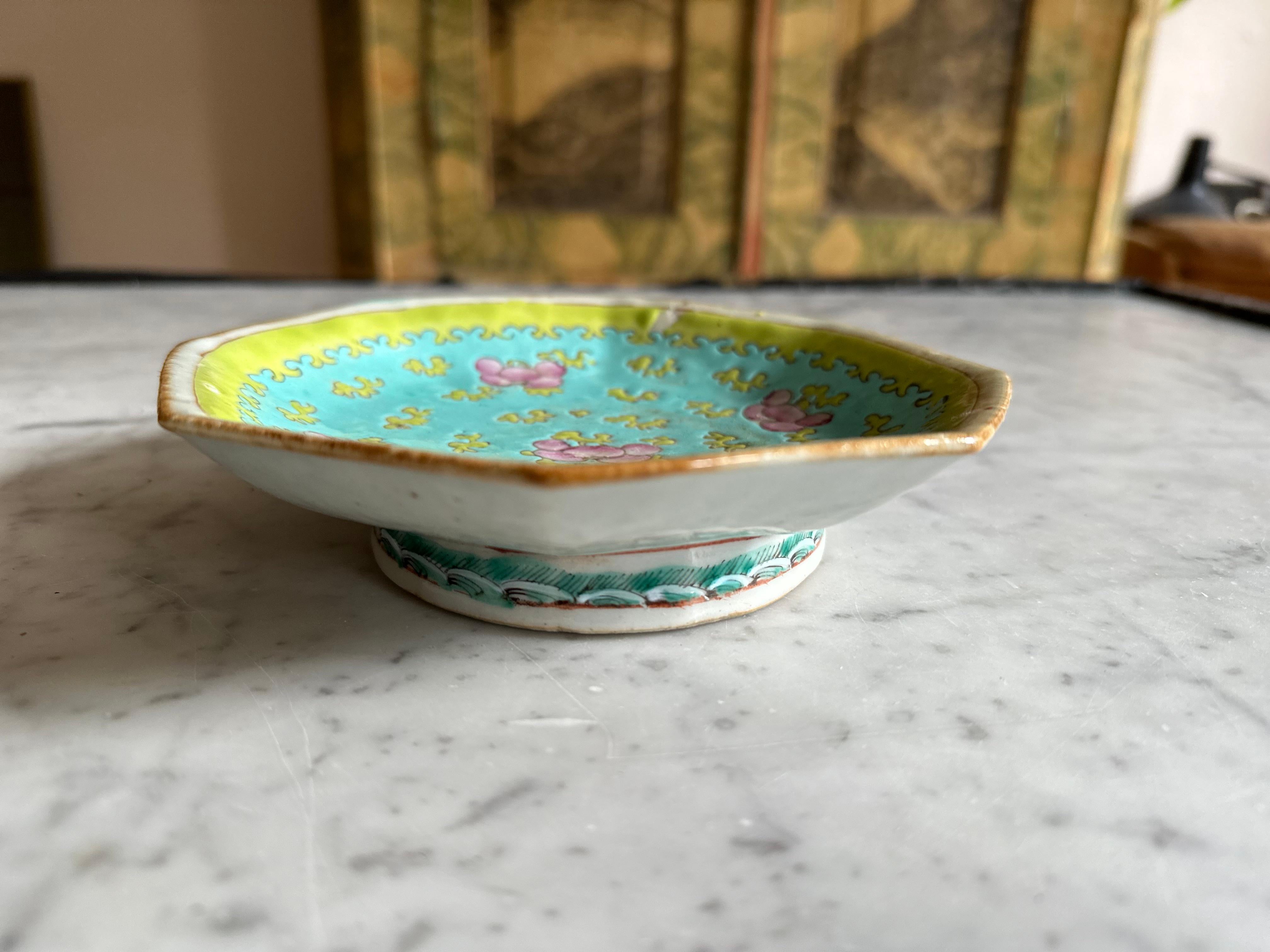 Chinese standing bowl, turquoise with peaches, late Qing Dynasty In Good Condition For Sale In Hamburg, DE