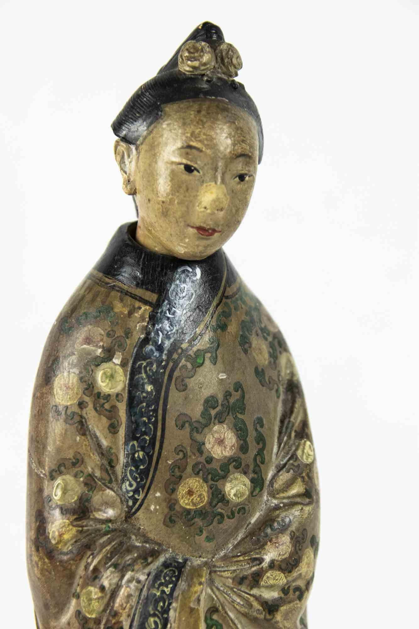 Chinese Statuette is an original set of decorative object realized in the early 20th century.

Original colored terracotta. 

The small sculpture depicts a female chinese figures. The head is movable and she wears an elaborated traditional