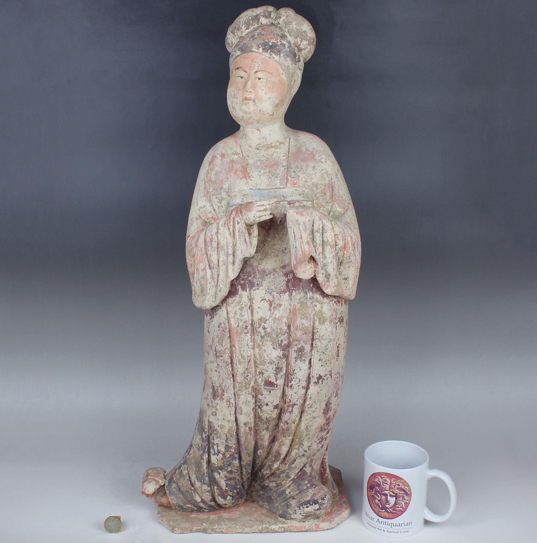 Chinesische Statuettenstatuette einer Fat Lady (18. Jahrhundert und früher) im Angebot
