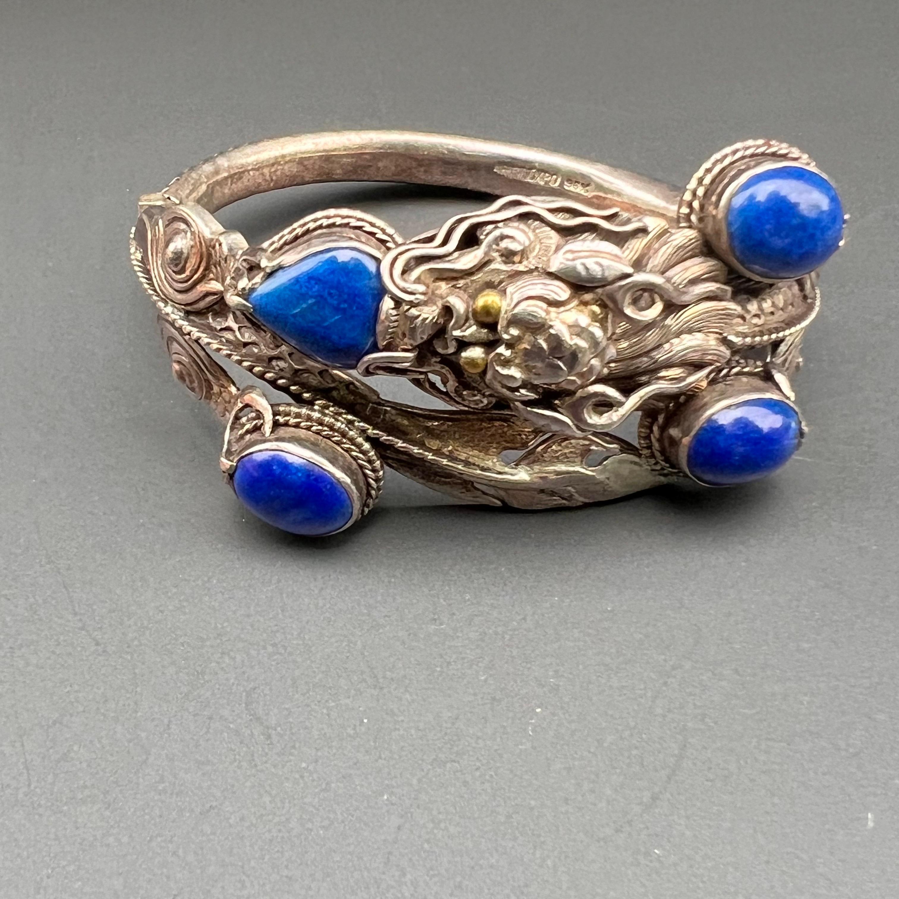 Lassen Sie sich von der Magie des Ostens verzaubern mit unserem bezaubernden chinesischen Drachen-Armreif, einem Symbol für Stärke und Glück. Der mit einem detaillierten chinesischen Drachenmotiv geschmückte Armreif ist ein zeitloses Stück