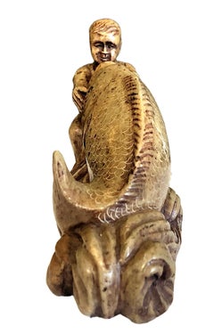Chinesische Steinskulptur „Fülle“ mit einem kleinen Jungen und einem Karpfen