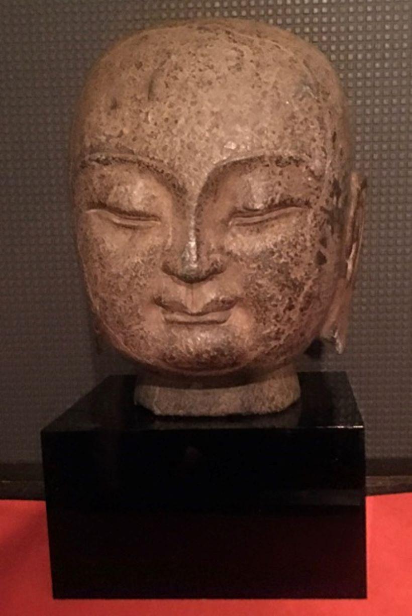 Tête de Bouddha en pierre chinoise Bon état - En vente à New York, NY
