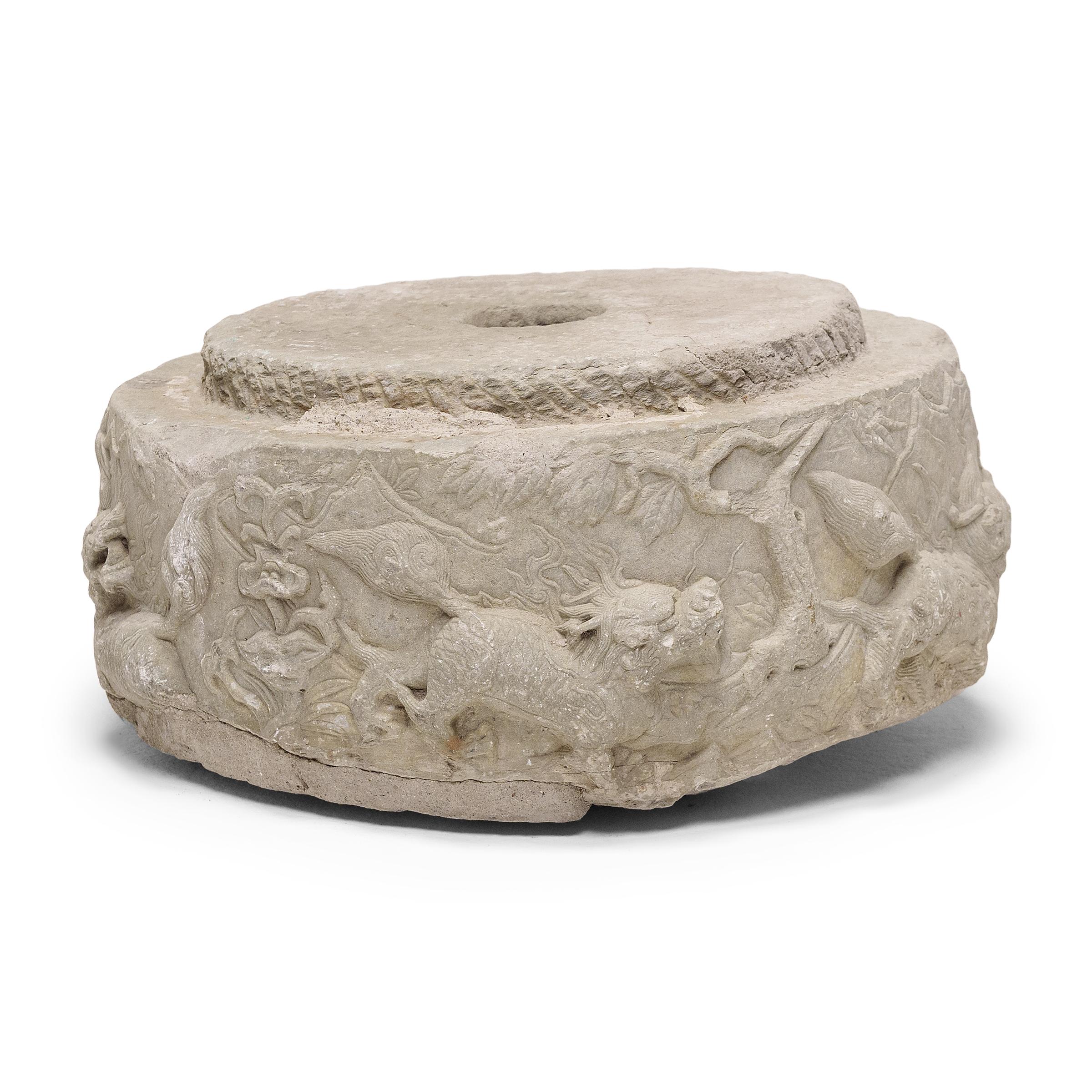 Base de colonne en calcaire du XIXe siècle sculptée en relief de qilin mythiques, animaux chimériques de la mythologie chinoise décrits comme ayant la tête d'un dragon, le corps d'un tigre, les écailles d'un poisson et les bois d'un cerf. Elles sont