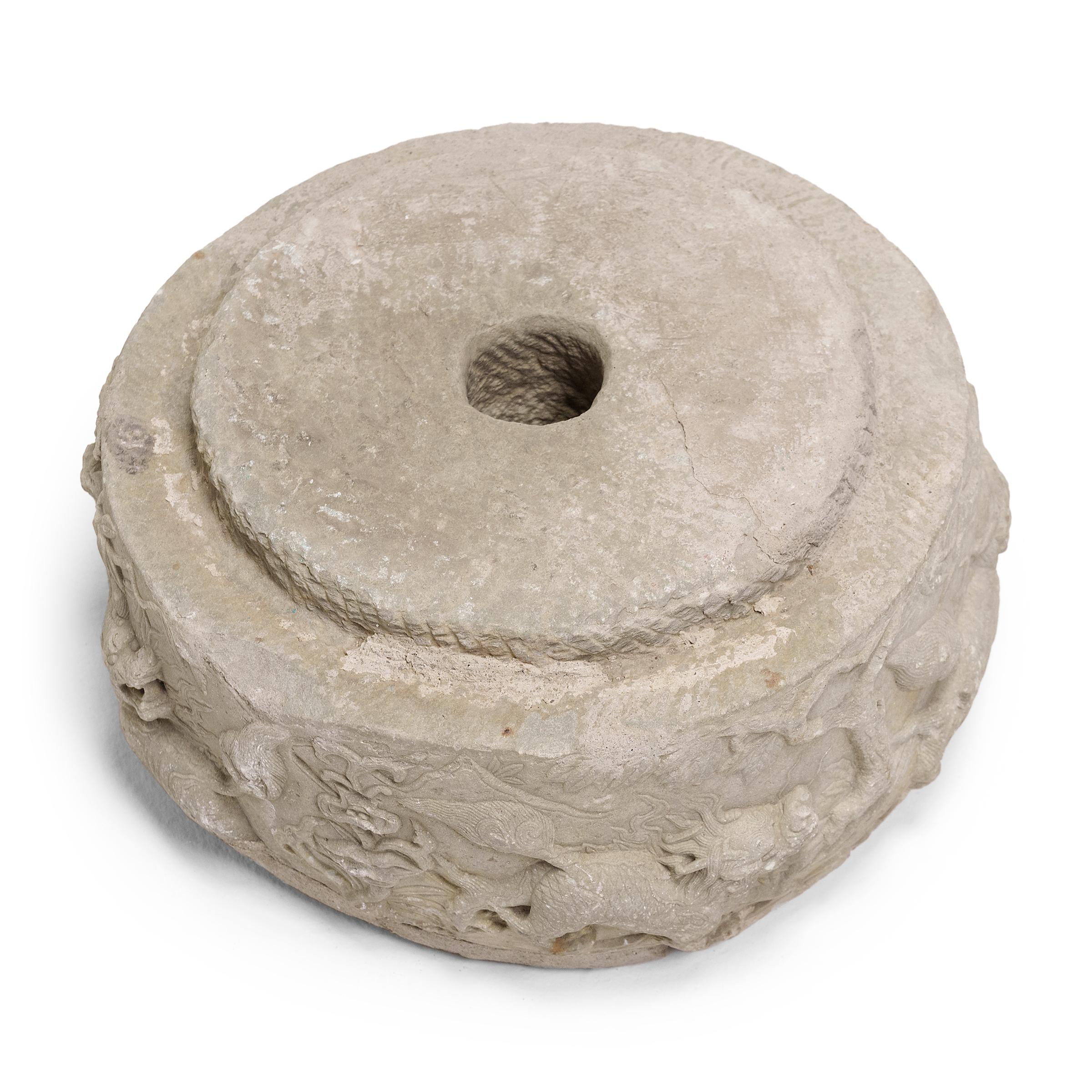 Chinois Base de colonne chinoise en pierre avec Qilin mythique, vers 1850 en vente