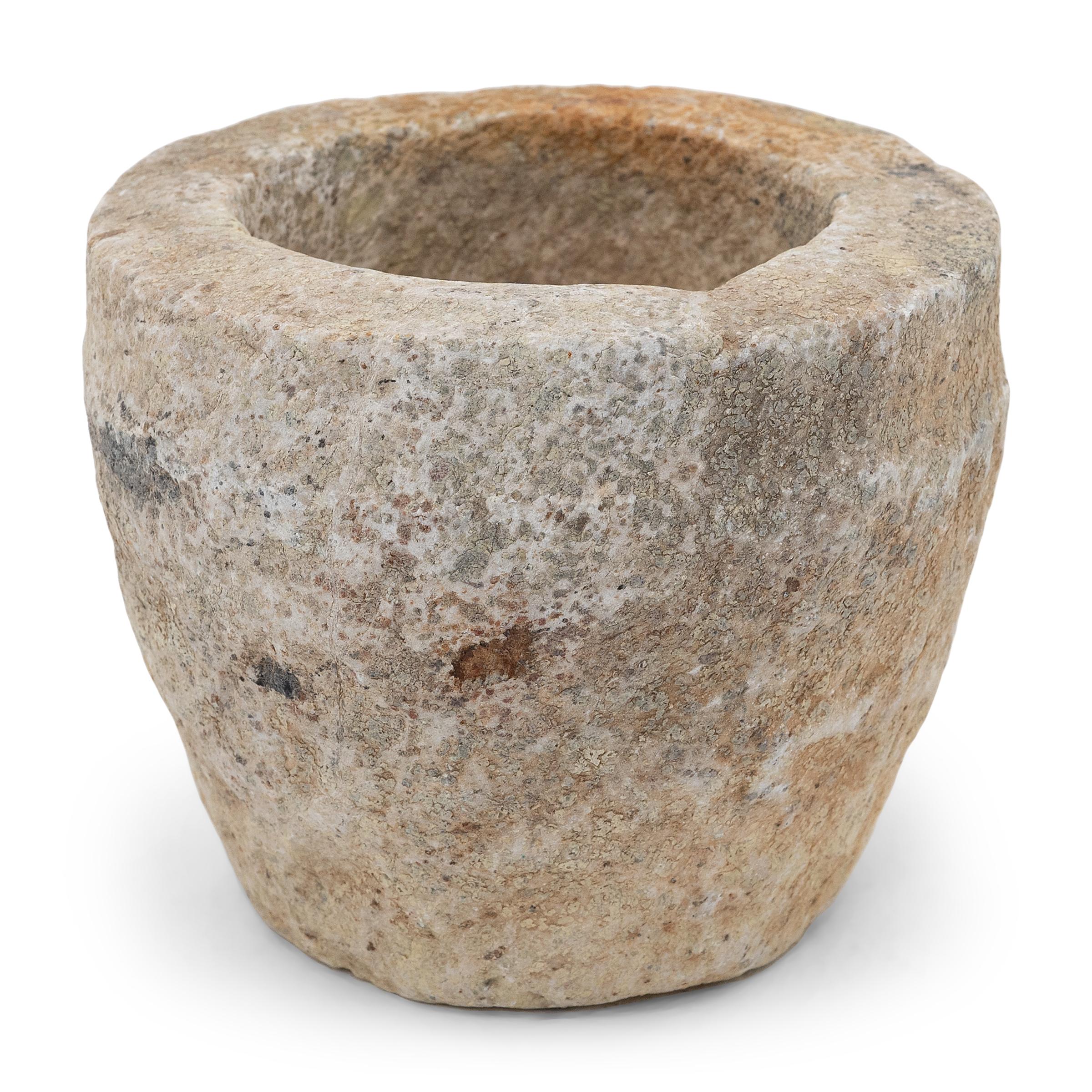 Dieses aus einem einzigen Kalksteinblock gehauene Steingefäß ist ein Mörser aus dem frühen 19. Jahrhundert, der einst zum Zermahlen von Gewürzen, Kräutern und anderen Würzmitteln verwendet wurde. Das von Hand gemeißelte, rustikale Äußere ist mit dem