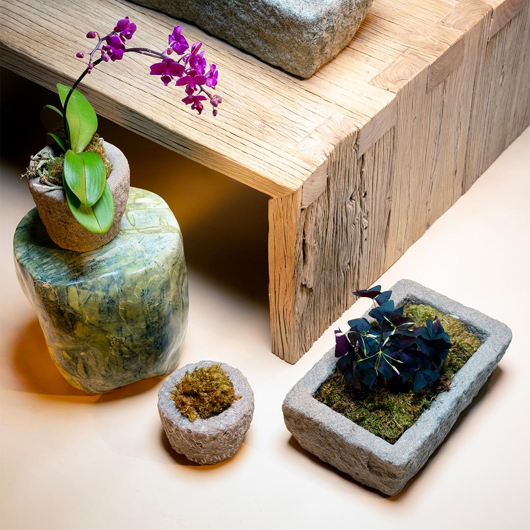 Sculpté dans un seul bloc de granit, ce récipient en pierre est un mortier datant du début du XIXe siècle, utilisé autrefois dans une cuisine chinoise pour broyer des épices, des herbes et d'autres condiments. Des marques de ciseau texturent