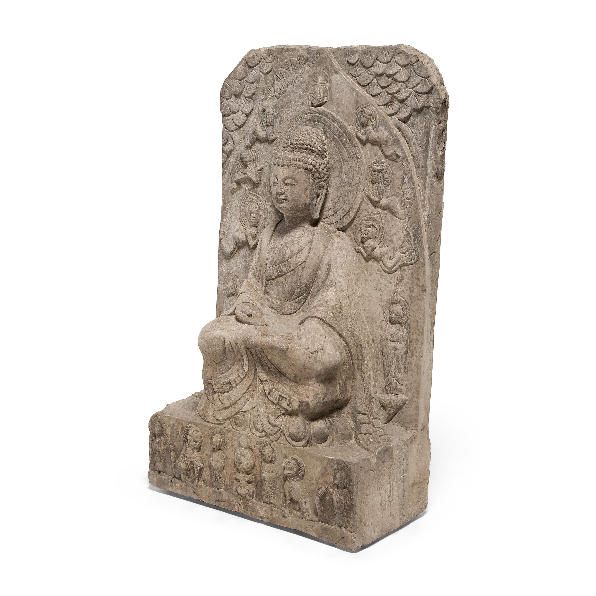 Cette stèle en pierre sculptée représente le Bouddha historique, connu également sous les noms de Shaka, Shakyamuni ou Siddhartha Gautama. Assis en méditation perpétuelle, le Bouddha incarne les vertus de la sagesse et du calme. Sculpté à la main