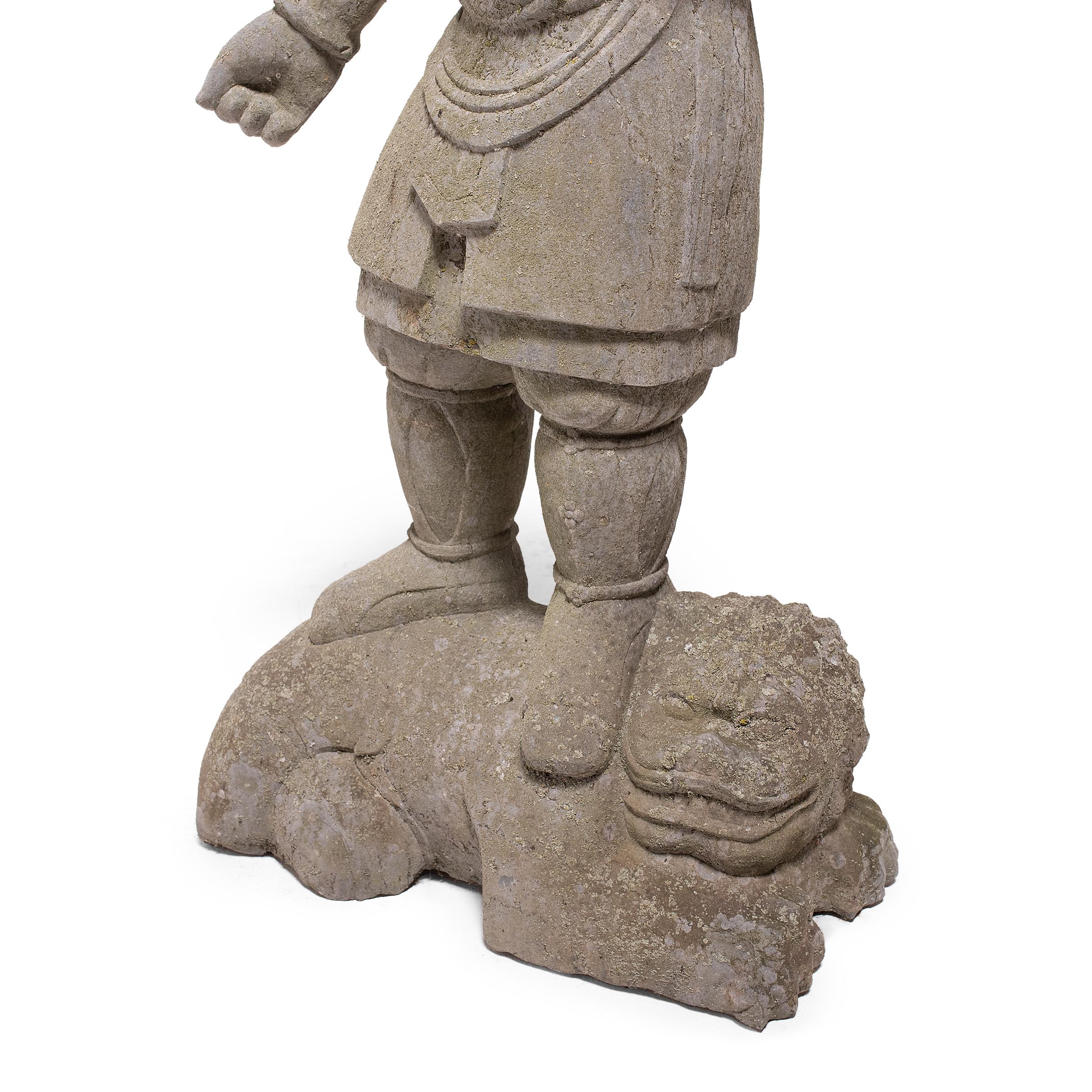 Chinesische Kriegerstatue aus Stein mit Fu Hund, Chinesisch im Angebot 1