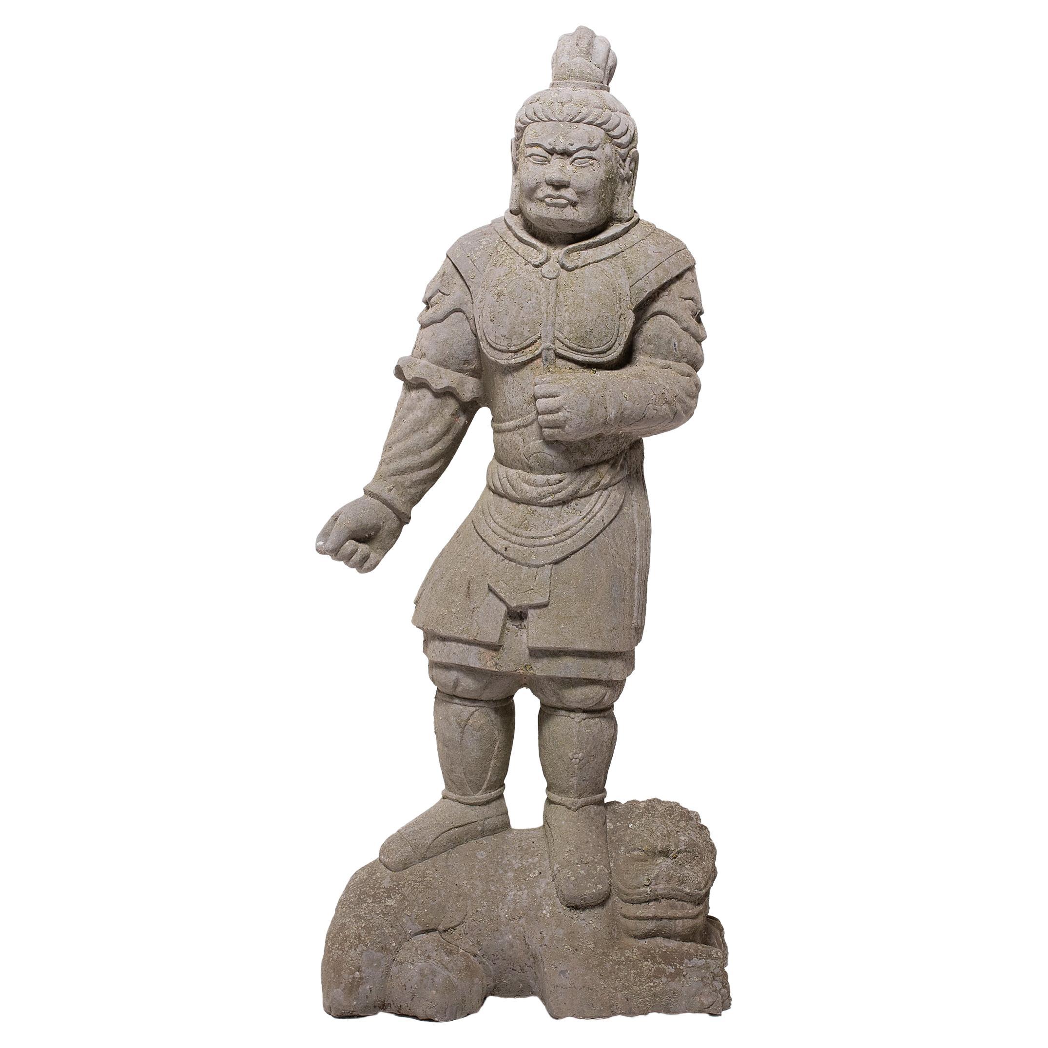 Statue de guerrier chinois en pierre avec chien Fu