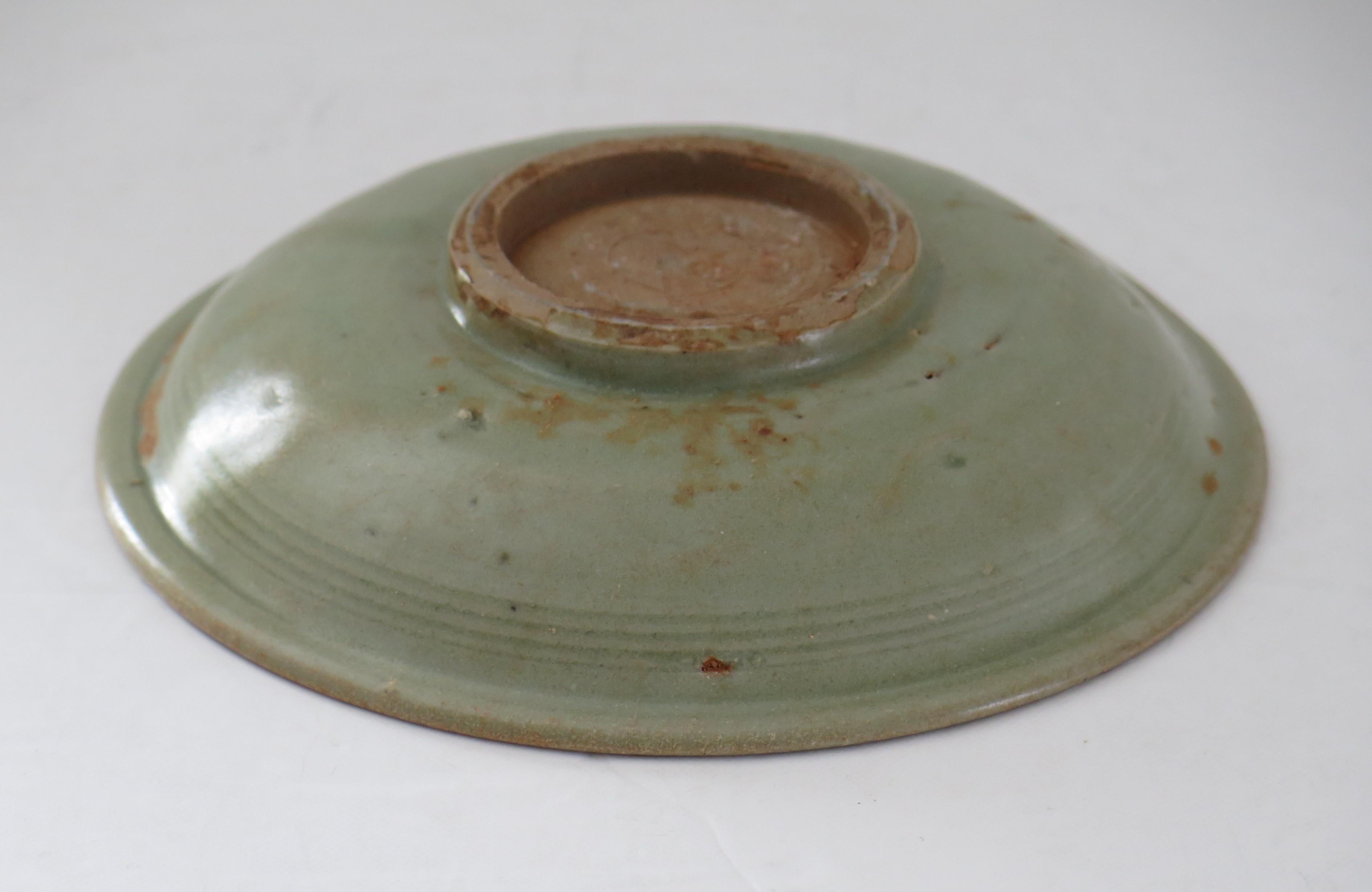 Bol ou plat en grès chinois Longquan Celadon incisé, Dynastie Yuan 1271-1368 en vente 2