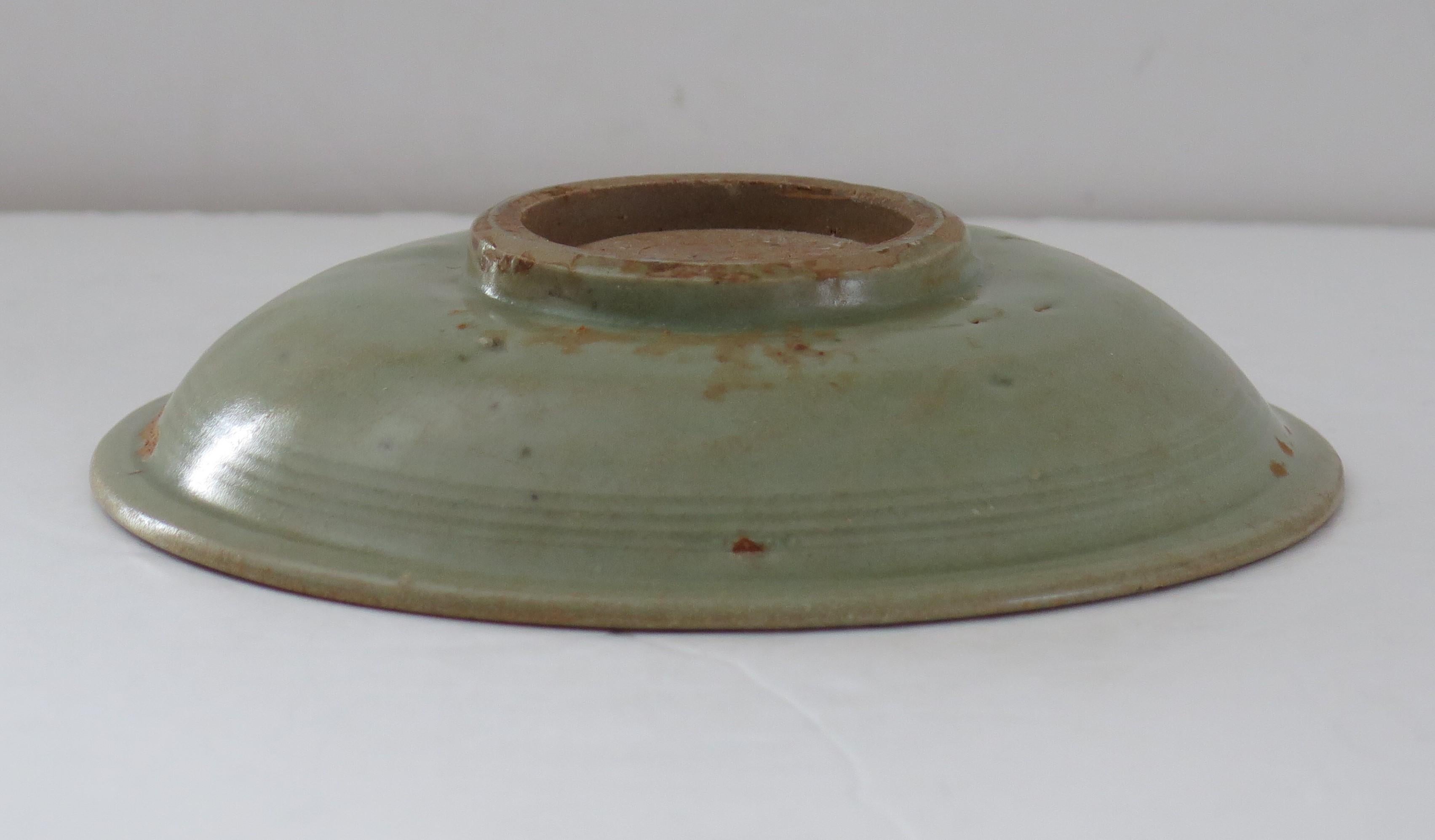 Bol ou plat en grès chinois Longquan Celadon incisé, Dynastie Yuan 1271-1368 en vente 3