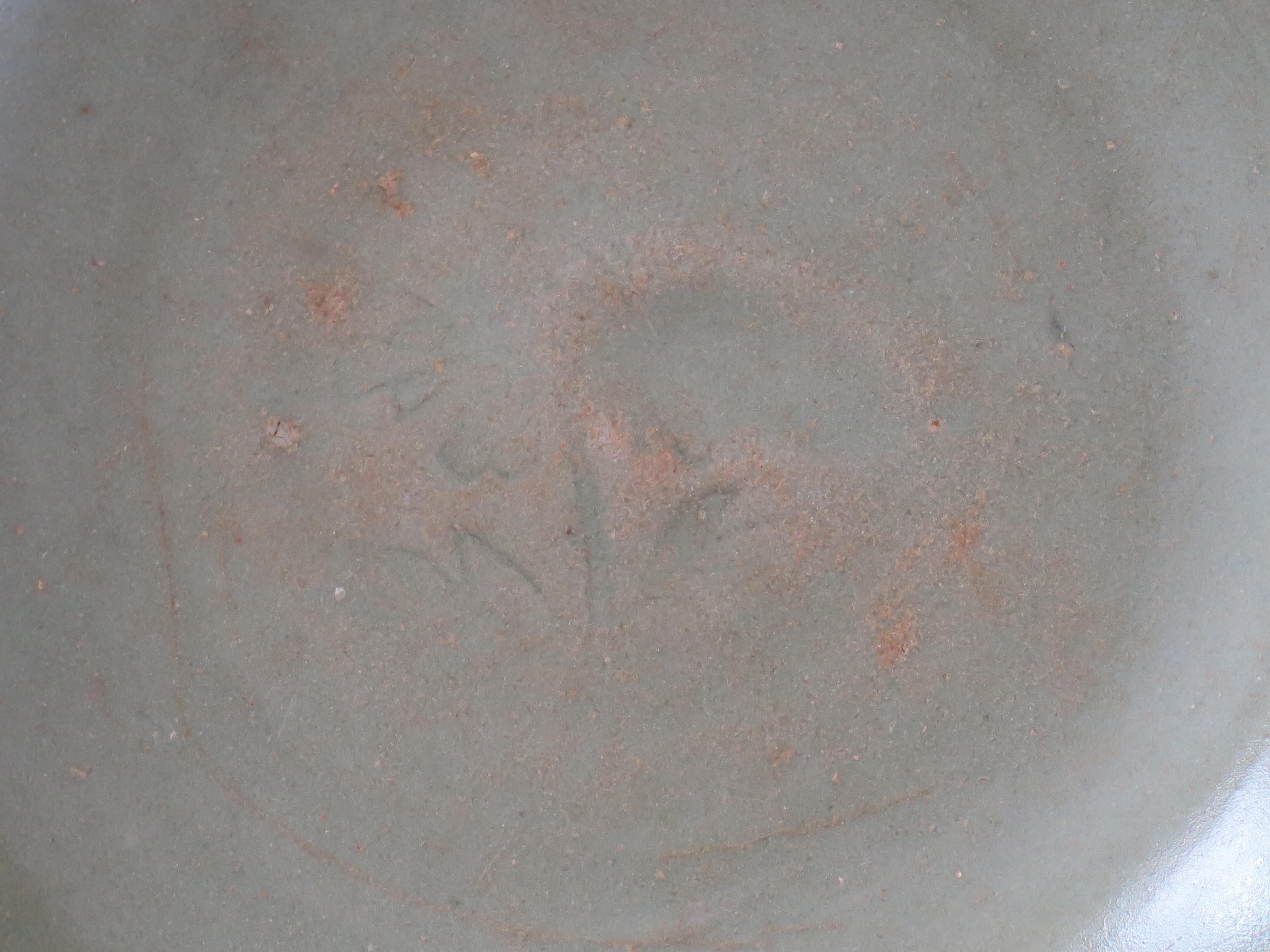 Bol ou plat en grès chinois Longquan Celadon incisé, Dynastie Yuan 1271-1368 en vente 5