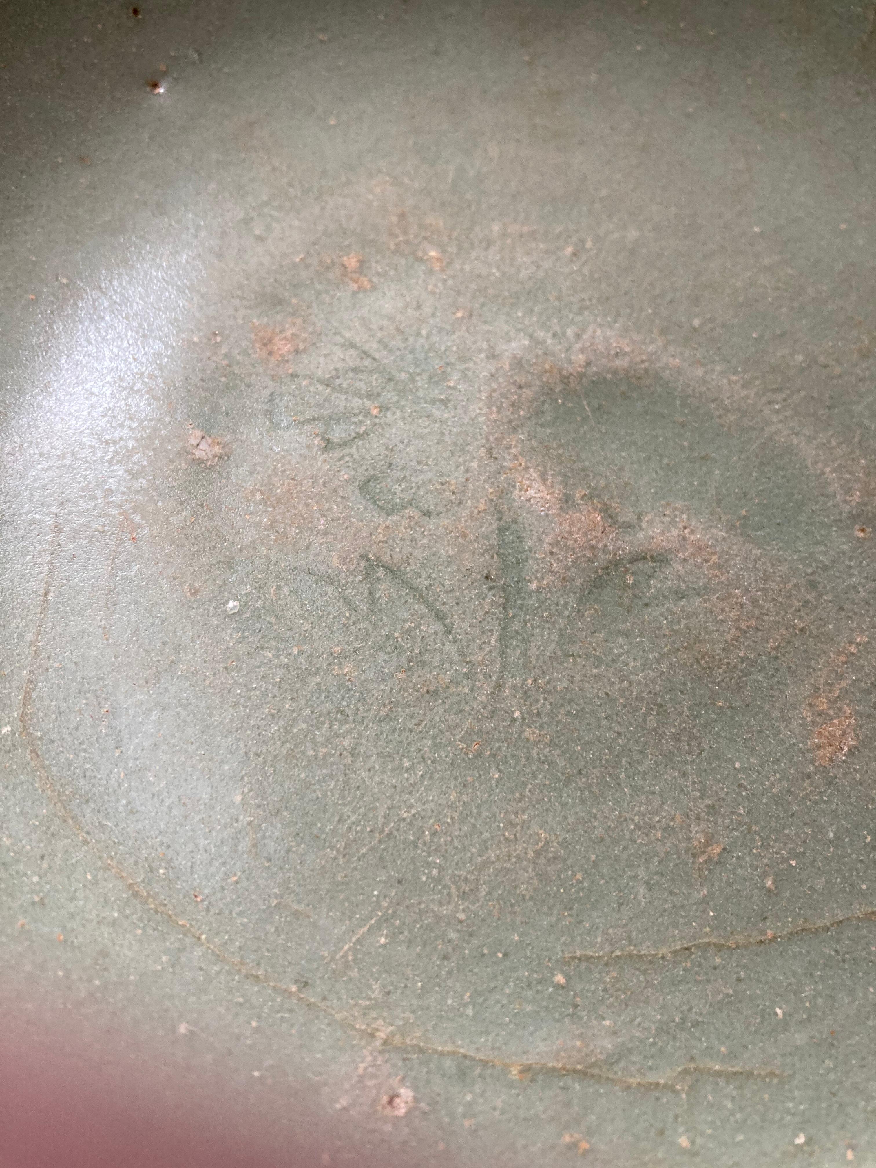 Bol ou plat en grès chinois Longquan Celadon incisé, Dynastie Yuan 1271-1368 en vente 6