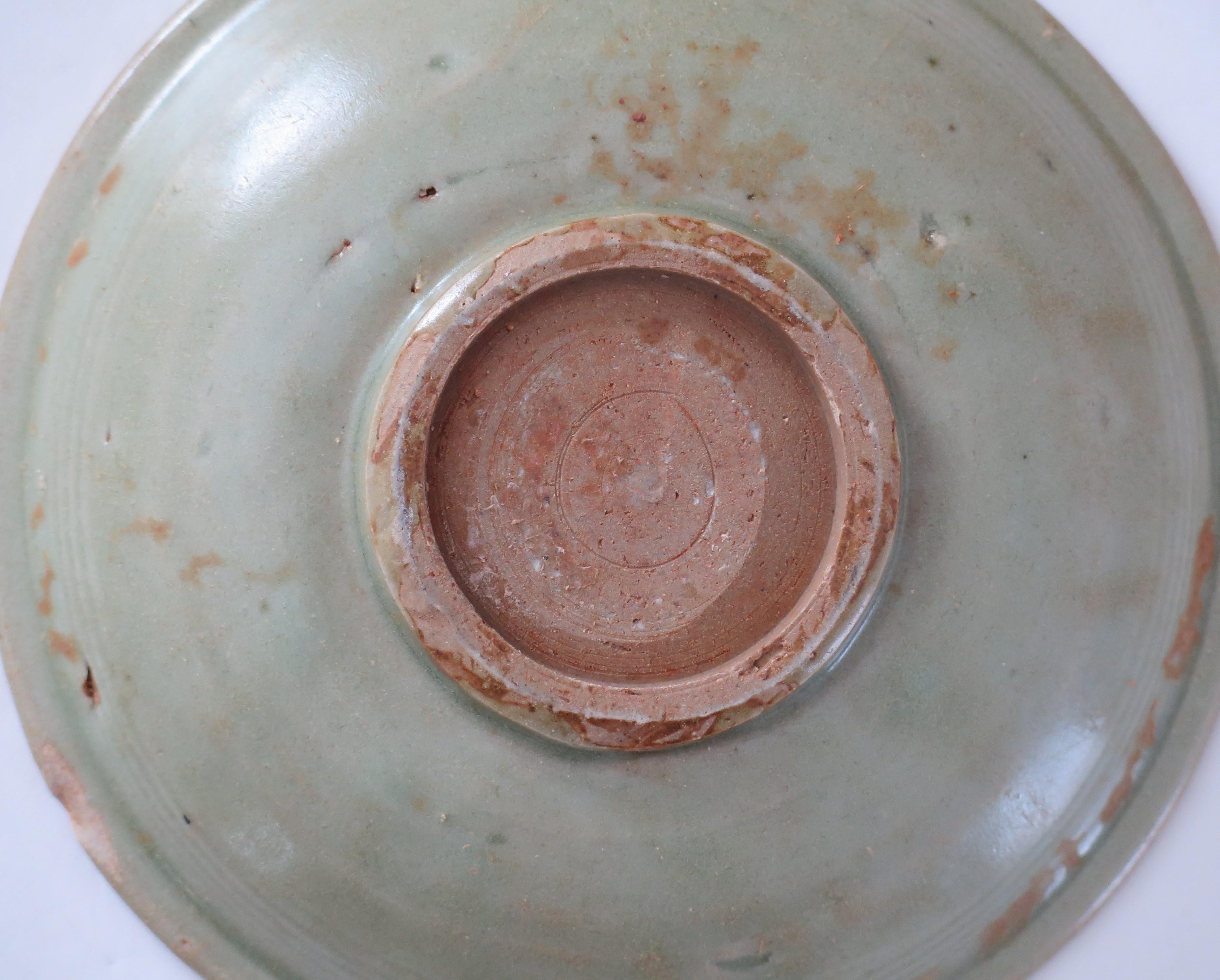 Bol ou plat en grès chinois Longquan Celadon incisé, Dynastie Yuan 1271-1368 en vente 7