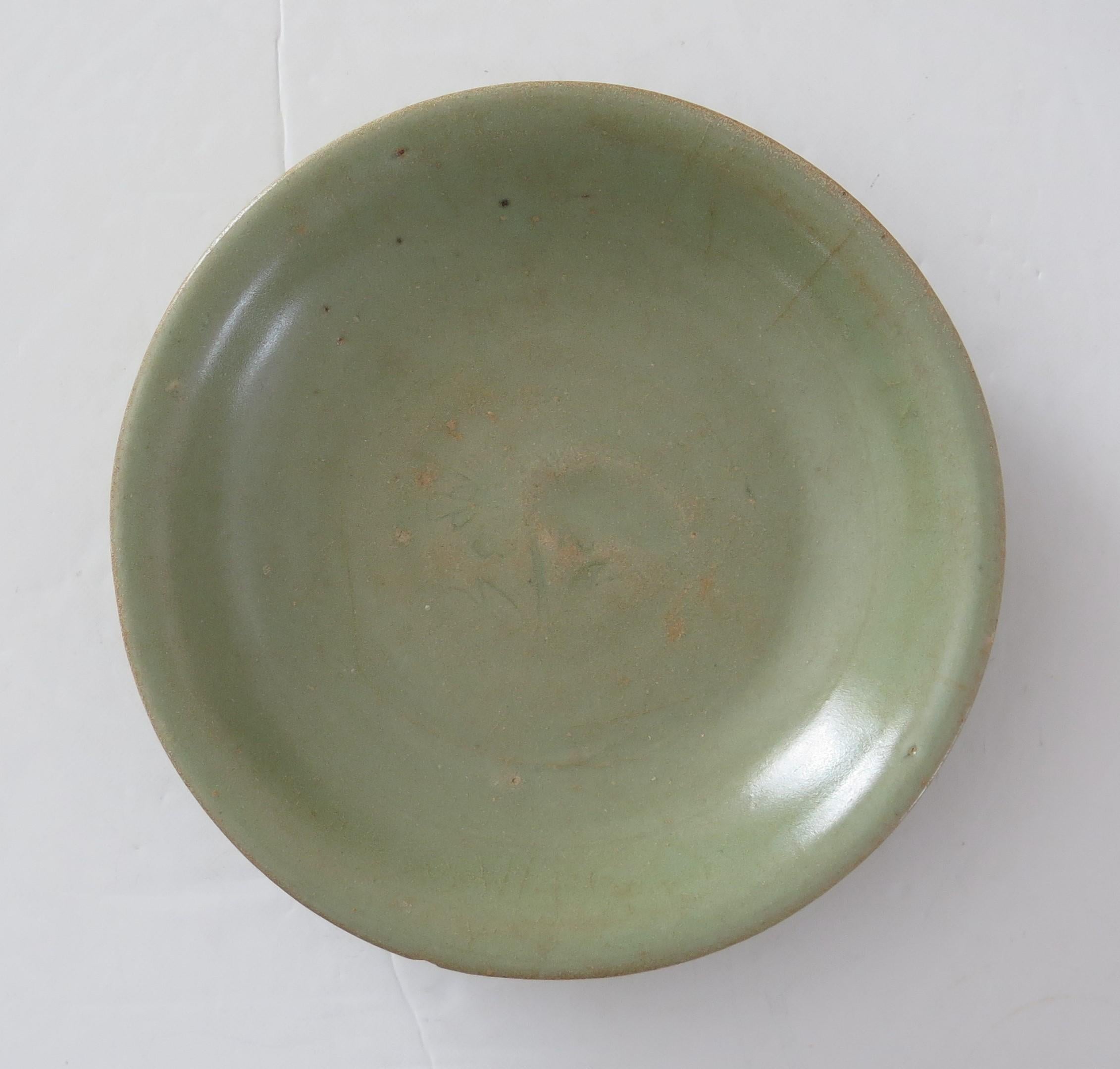 Autre Bol ou plat en grès chinois Longquan Celadon incisé, Dynastie Yuan 1271-1368 en vente