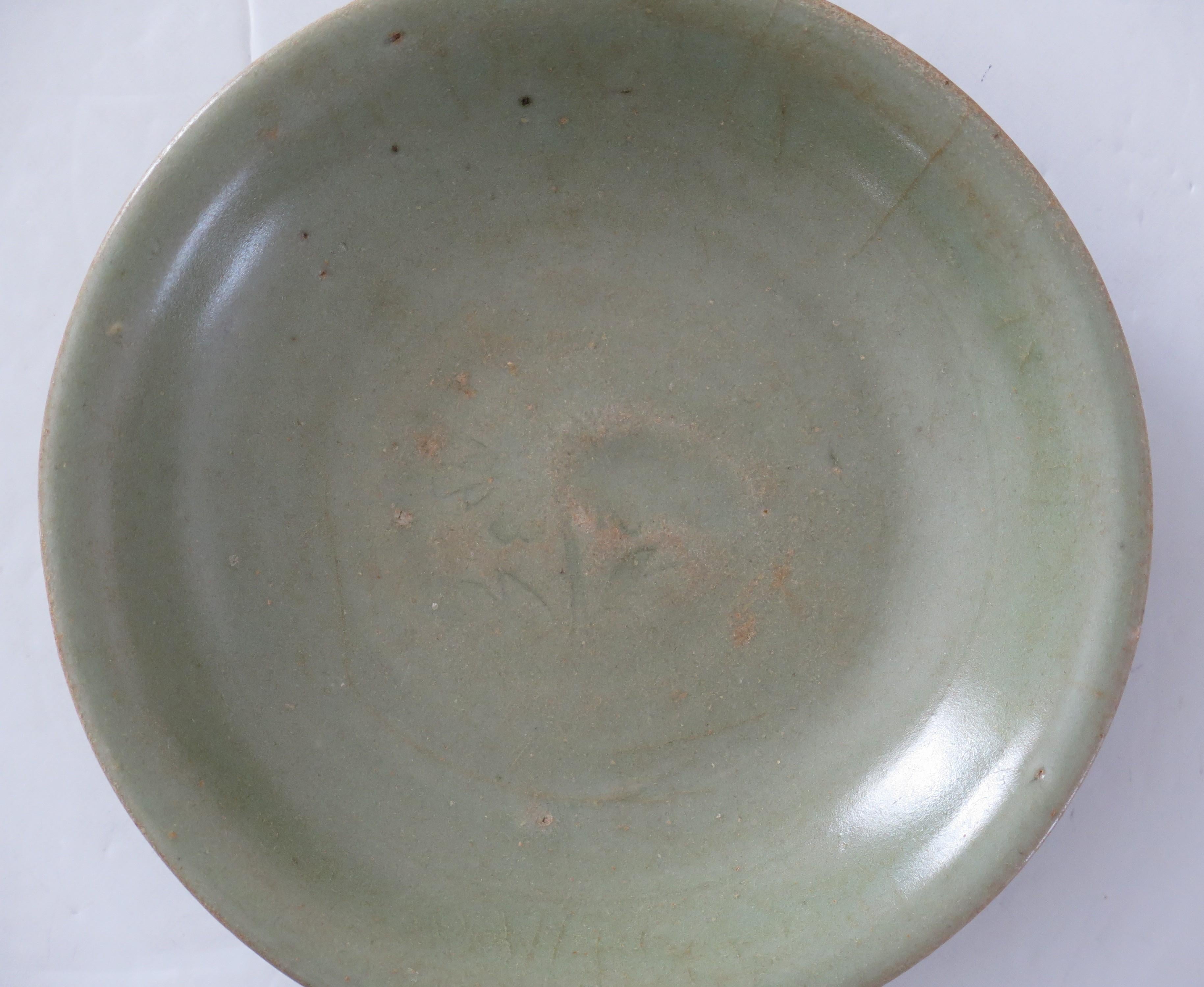Fait main Bol ou plat en grès chinois Longquan Celadon incisé, Dynastie Yuan 1271-1368 en vente