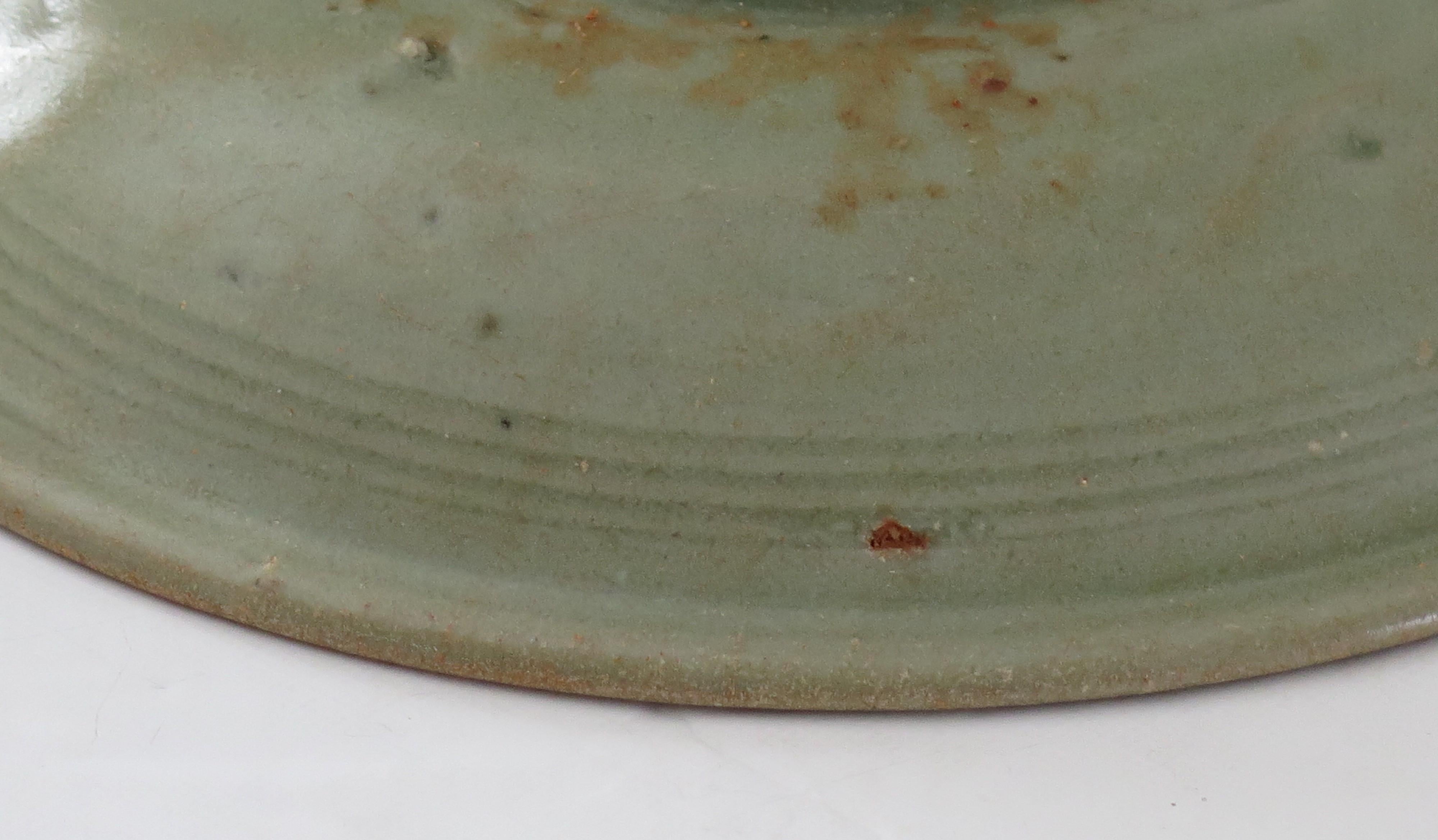 XVIIIe siècle et antérieur Bol ou plat en grès chinois Longquan Celadon incisé, Dynastie Yuan 1271-1368 en vente