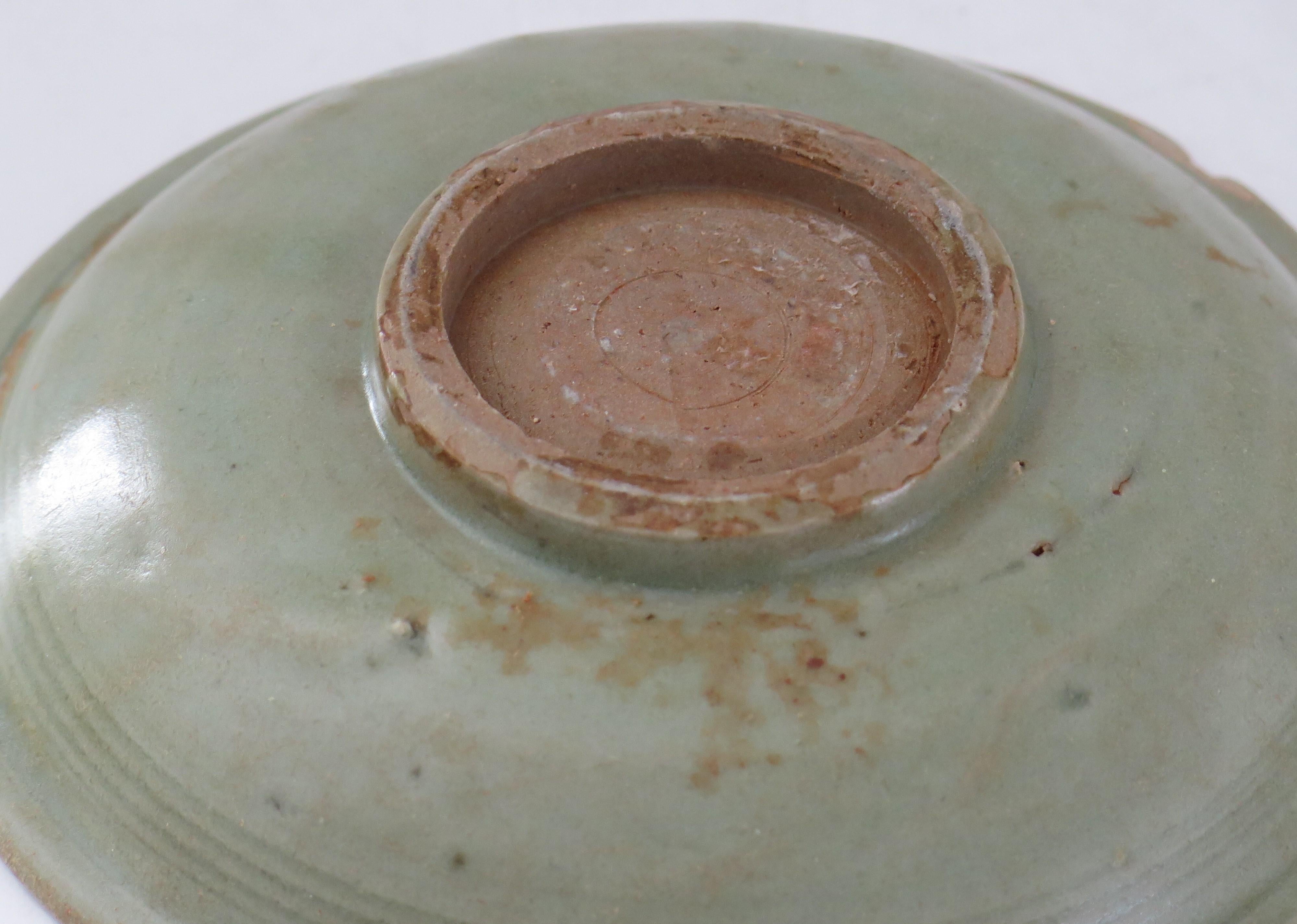 Bol ou plat en grès chinois Longquan Celadon incisé, Dynastie Yuan 1271-1368 en vente 1