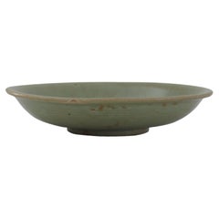 Ciotola o piatto in gres cinese Longquan Celadon inciso, dinastia Yuan 1271-1368