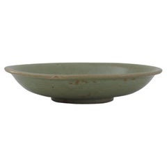 Chinesische Steinzeugschüssel oder -teller Longquan Celadon eingraviert, Yuan Dynasty 1271-1368