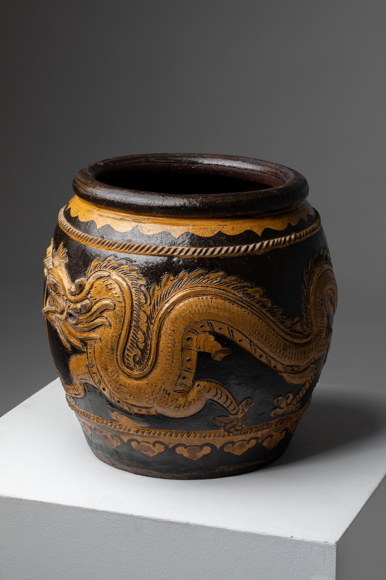 Diese prächtige große Steinzeugvase aus China stammt aus der Qing-Dynastie, genauer gesagt aus dem 19. Jahrhundert. Sie ist ein Beispiel für exquisite Handwerkskunst und künstlerischen Ausdruck. Die Vase ist 40x36 cm groß und zeichnet sich durch