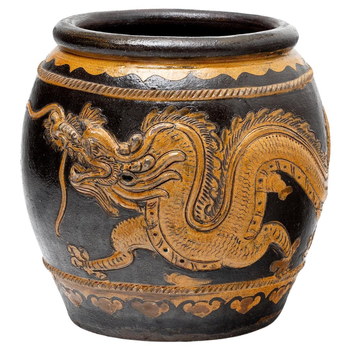 Chinesische Steingutvase aus der Qing Dynasty, verziert mit erhabenen Drachen und Symbolik