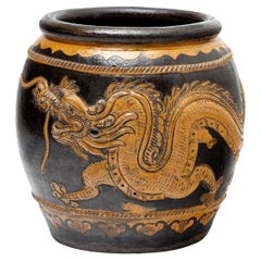 Chinesische Steingutvase aus der Qing Dynasty, verziert mit erhabenen Drachen und Symbolik