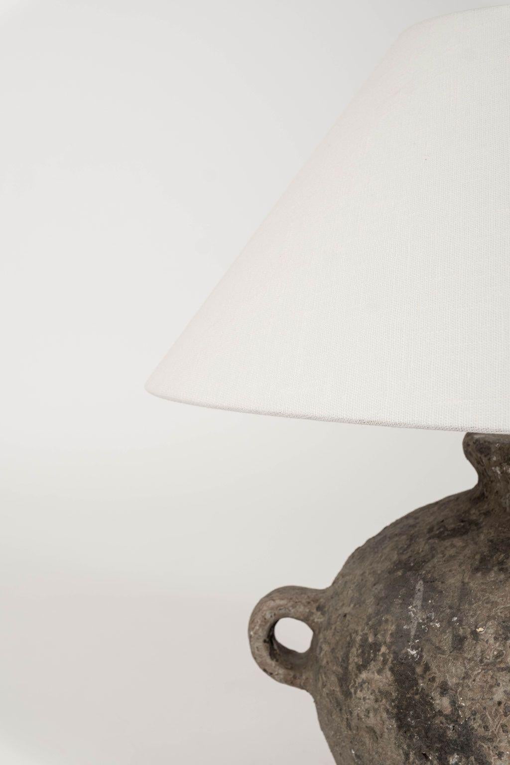 Chinesische Vorratskruglampe mit Leinenschirm. CIRCA 1910-1939 Chinesisches Vorratsgefäß, neu verkabelt als Tischlampe. Zur Verwendung innerhalb der USA mit Leitungsumschaltung.