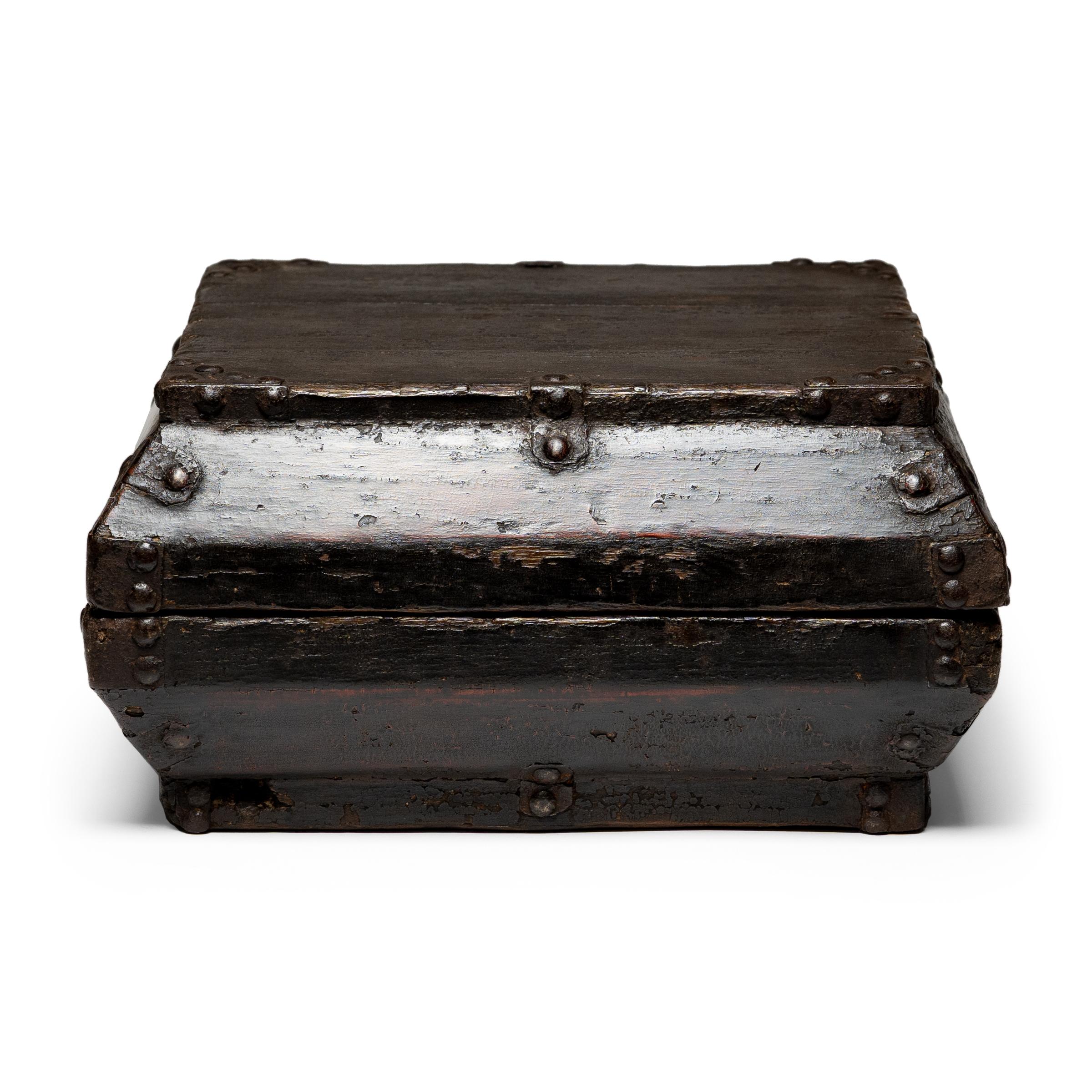 Dieser schlichte, lackierte Behälter wurde im 19. Jahrhundert als Snackbox verwendet und zu Feiertagen und besonderen Anlässen verschenkt. Zur Freude der Empfänger kam beim Öffnen der unscheinbaren Schachtel eine Fülle beliebter Snacks zum