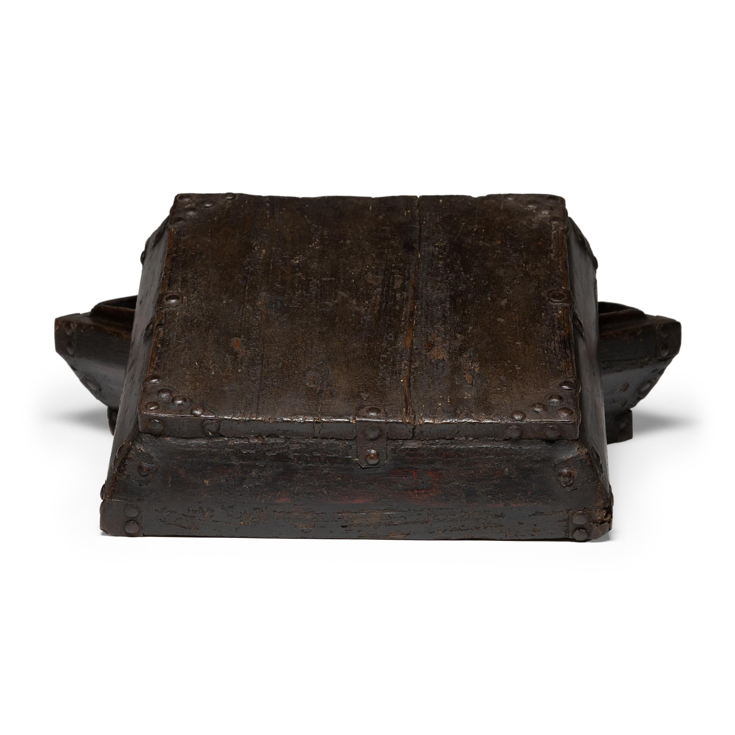 Chinesische Lack-Snackbox mit Nieten, um 1820 (Qing-Dynastie) im Angebot