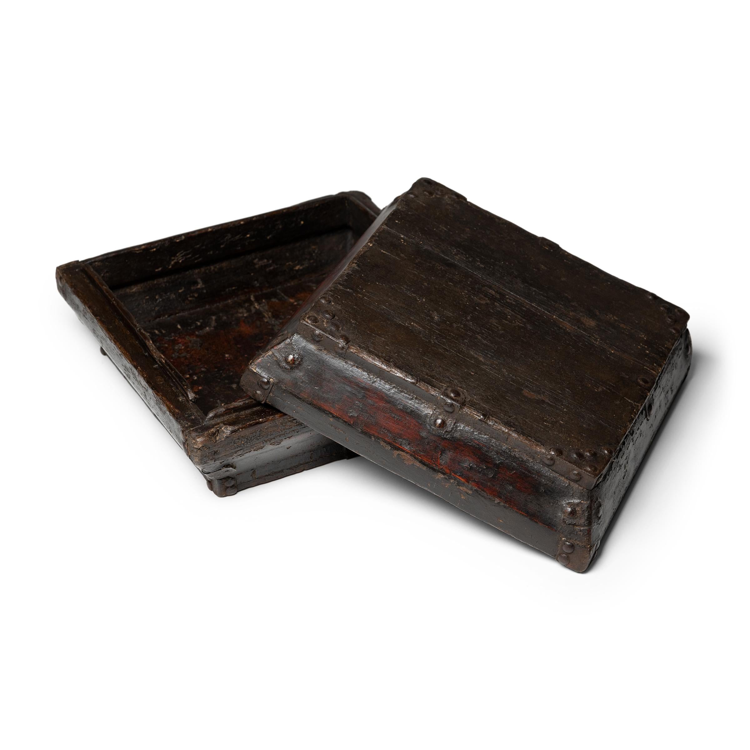 Chinesische Lack-Snackbox mit Nieten, um 1820 im Zustand „Gut“ im Angebot in Chicago, IL