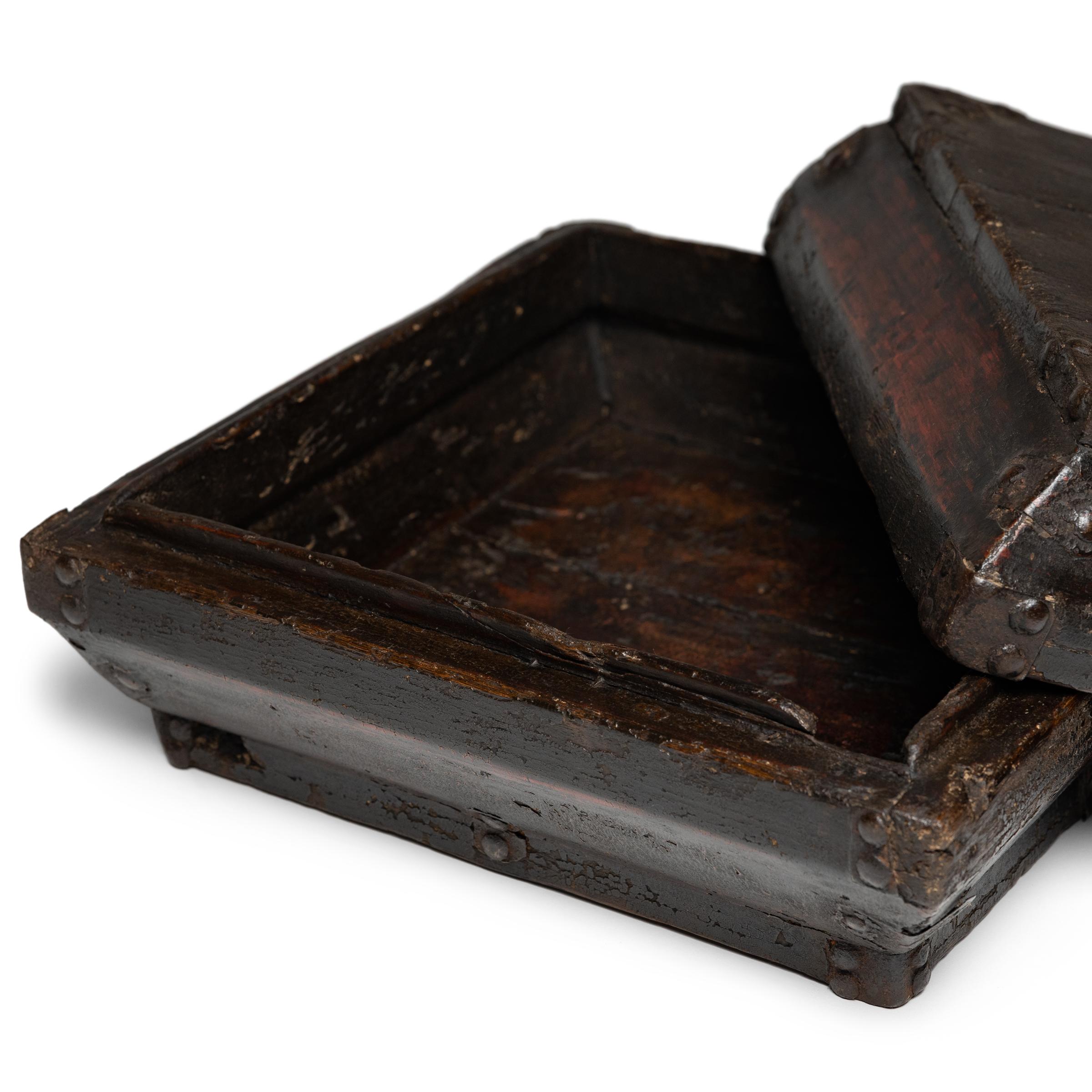 Chinesische Lack-Snackbox mit Nieten, um 1820 (19. Jahrhundert) im Angebot
