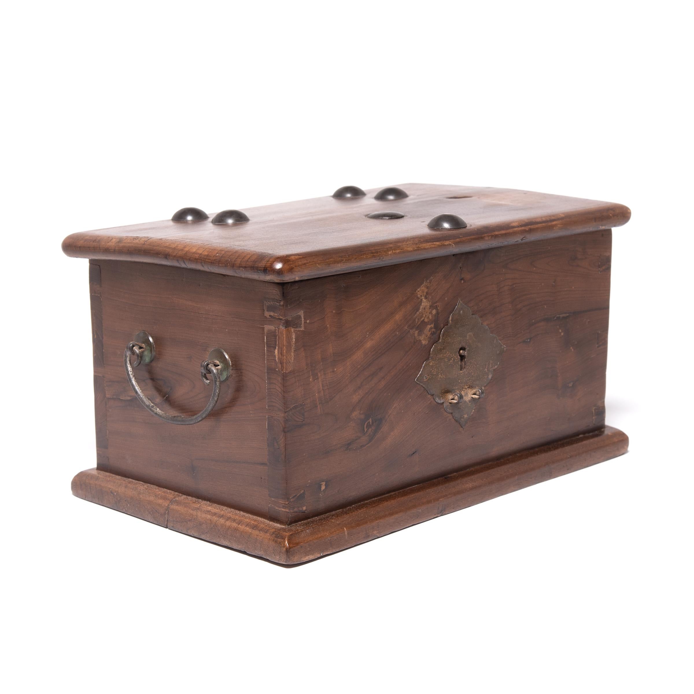 Caja de cerradura china Nanmu tachonada, c. 1800 Chino en venta