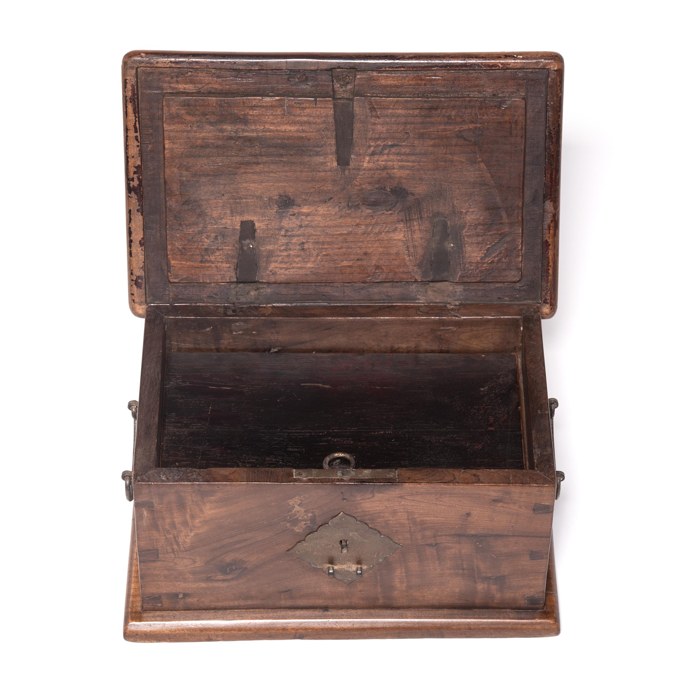 XIXe siècle Boîte à serrure chinoise cloutée Nanmu, vers 1800 en vente